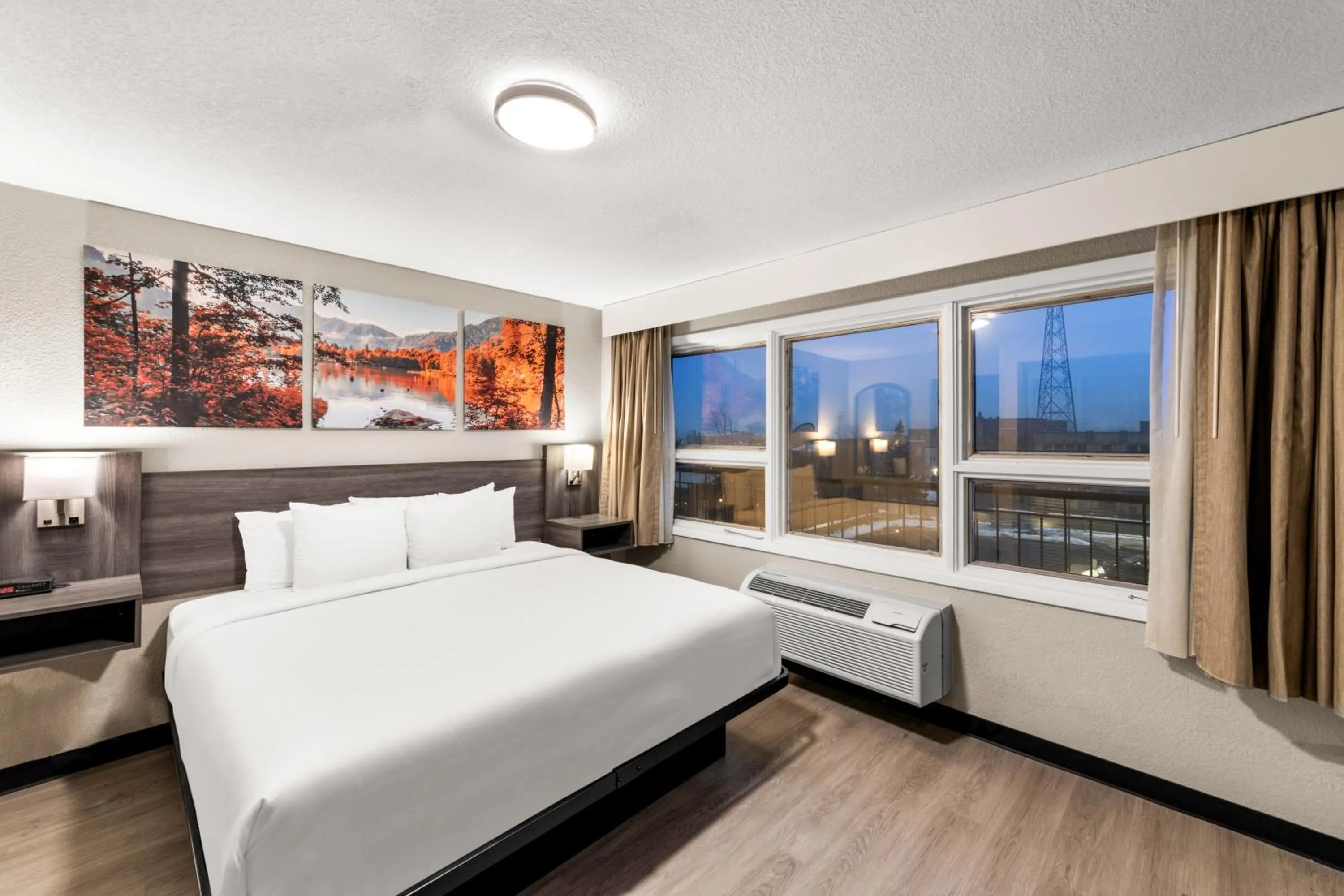 Bedroom, Bed in Clarion Pointe Rhinelander Downtown