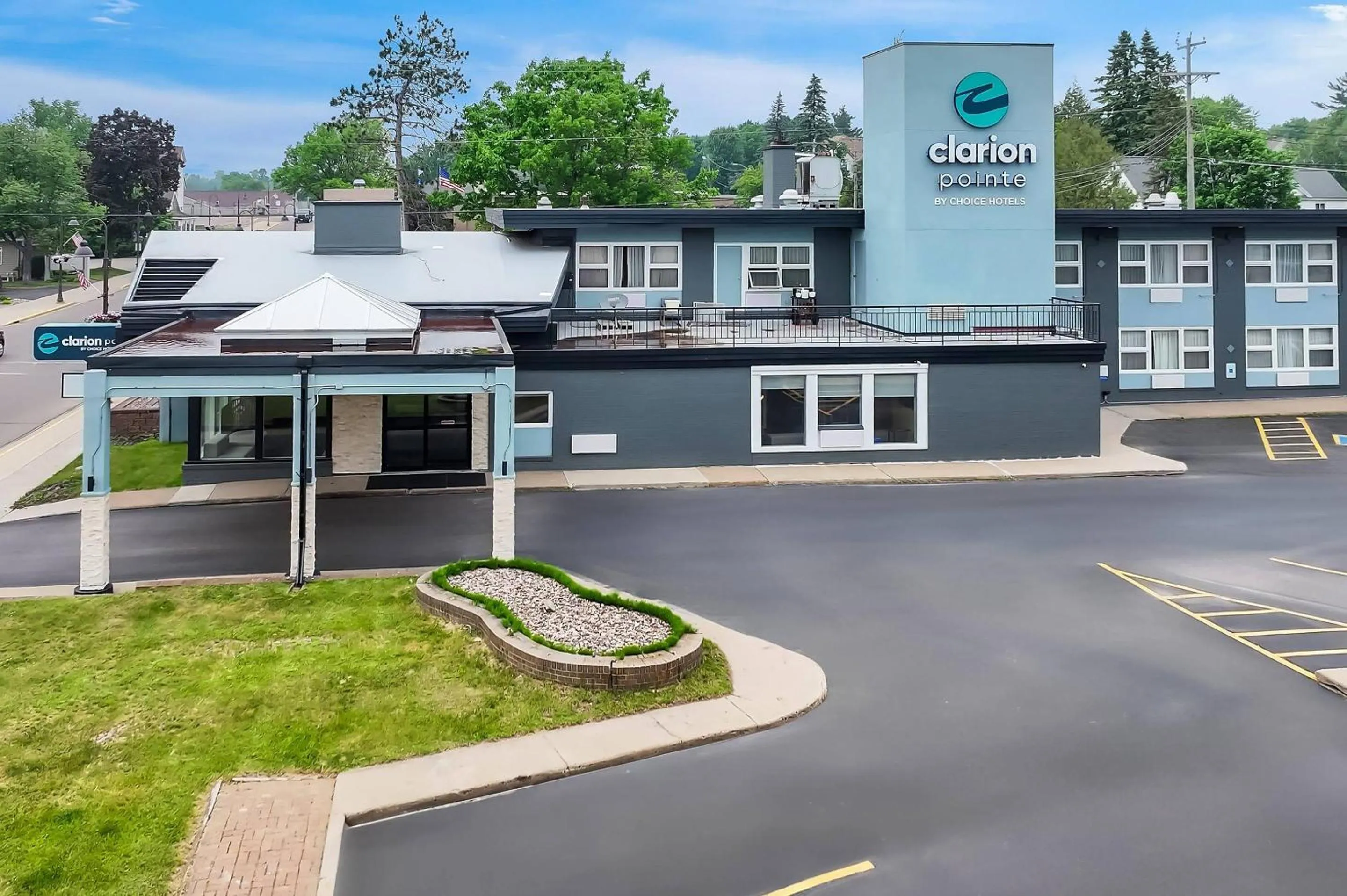 Property building in Clarion Pointe Rhinelander Downtown