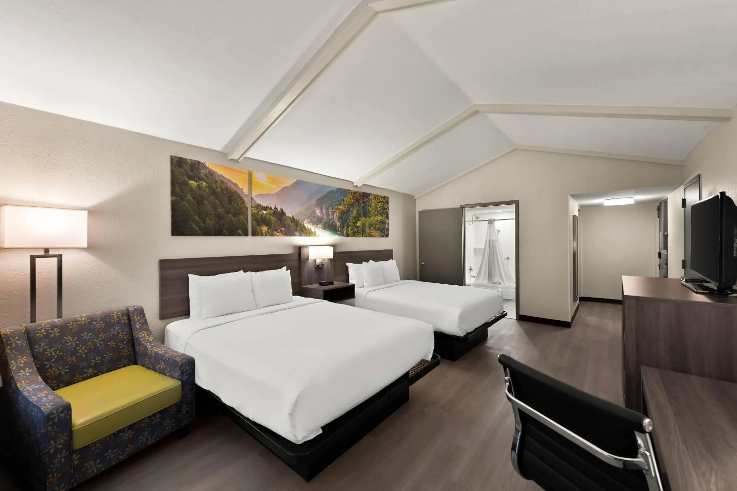 Bedroom, Bed in Clarion Pointe Rhinelander Downtown