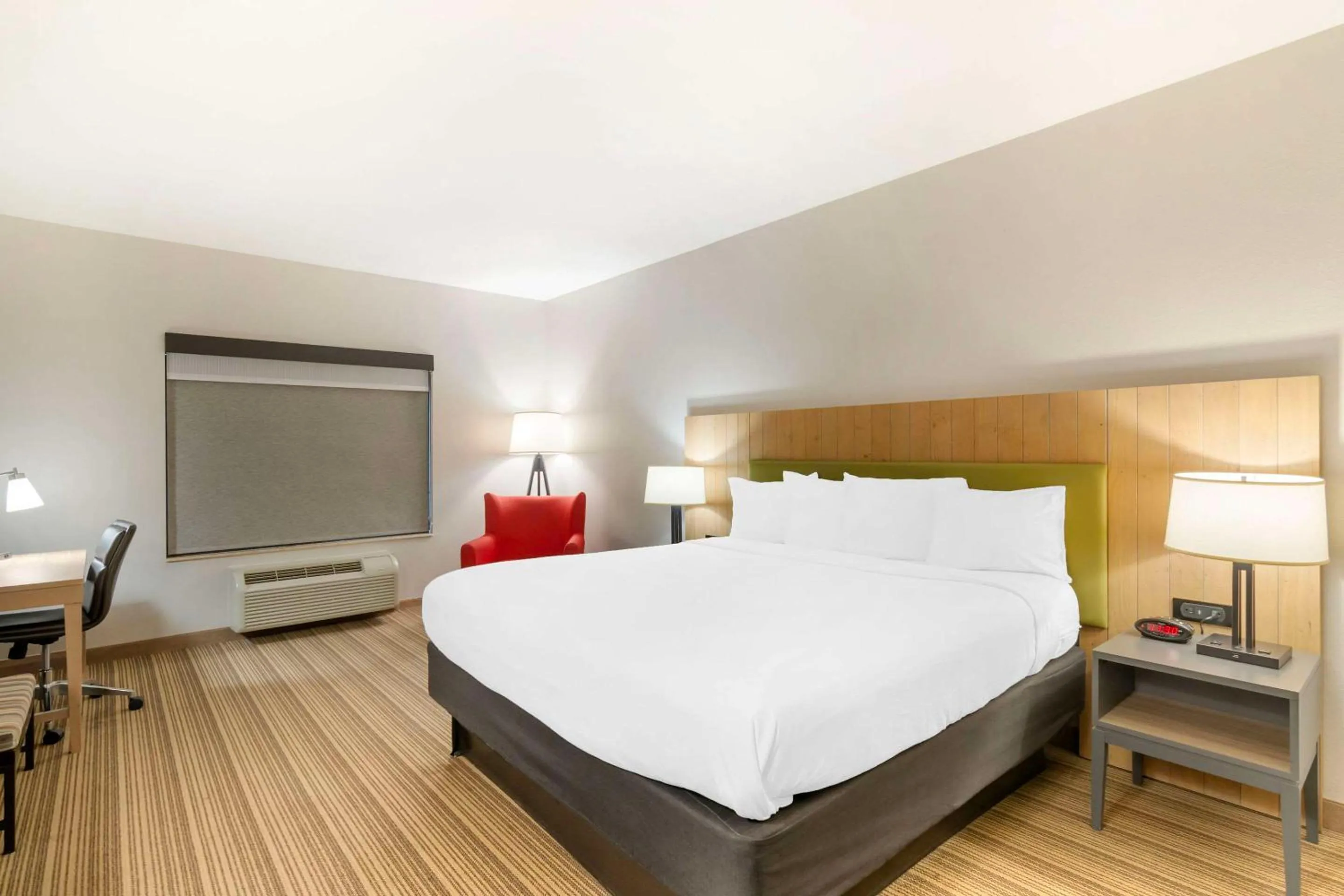 Bedroom, Bed in Country Inn & Suites by Radisson, Columbia, MO