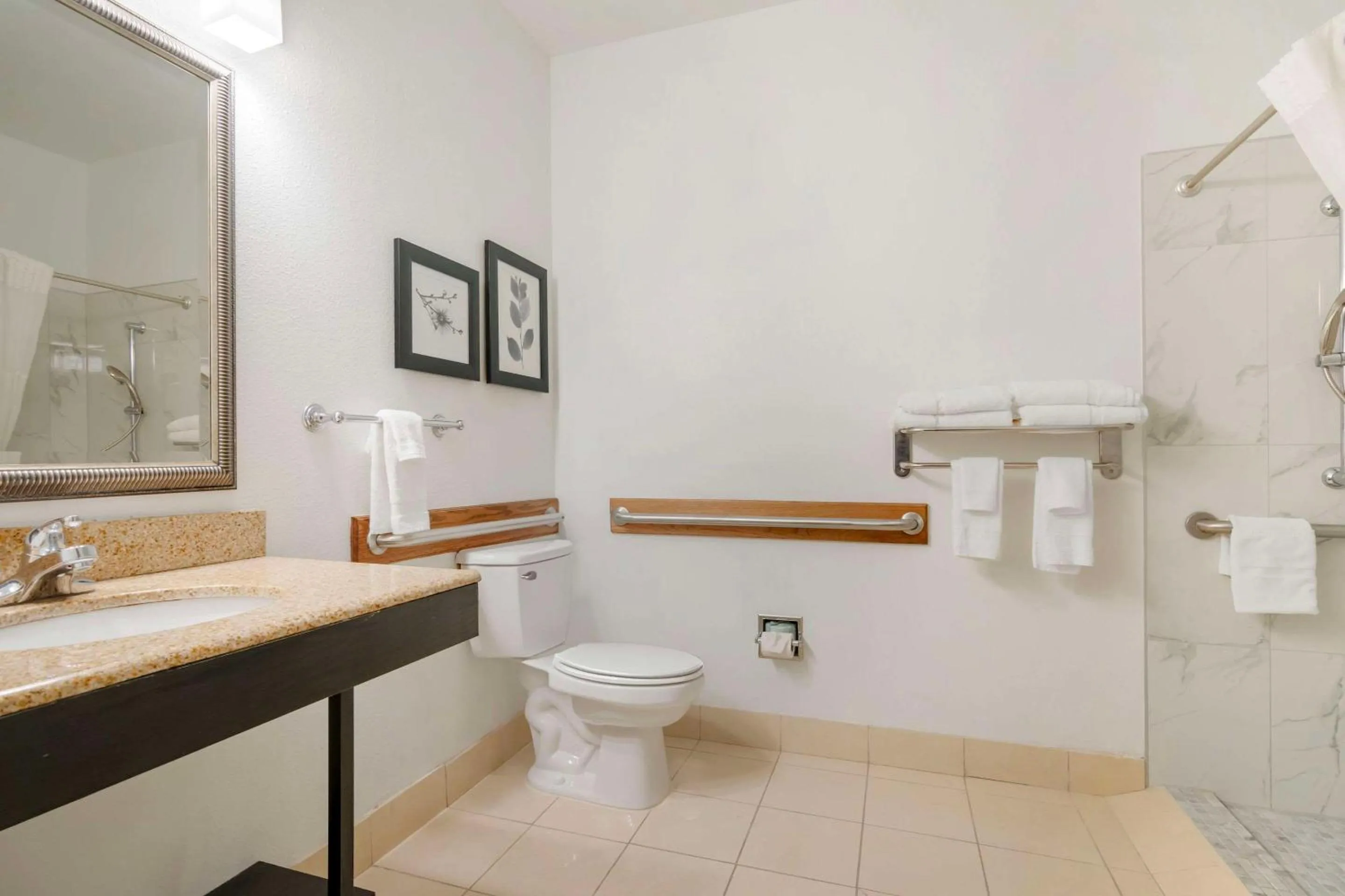 Bedroom in Country Inn & Suites by Radisson, Columbia, MO