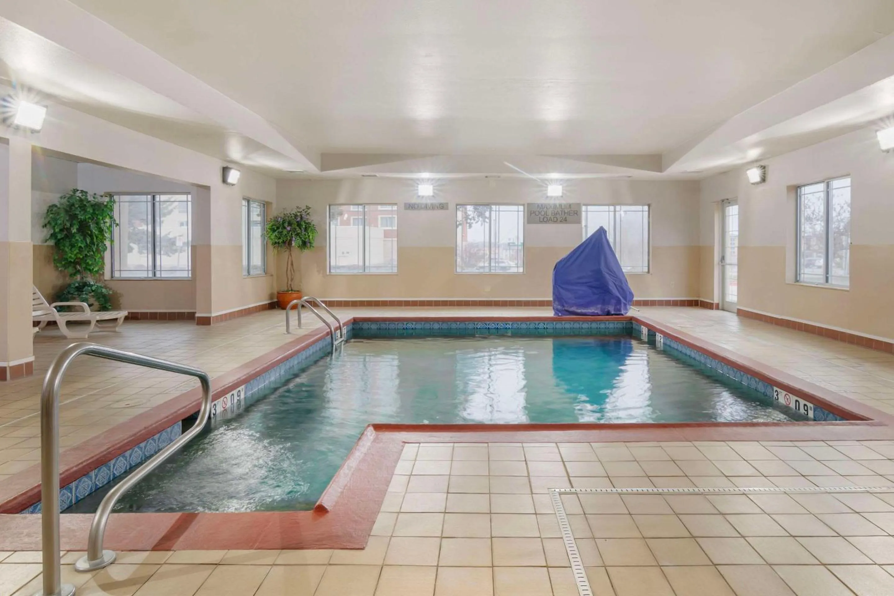 Swimming pool in Country Inn & Suites by Radisson, Columbia, MO
