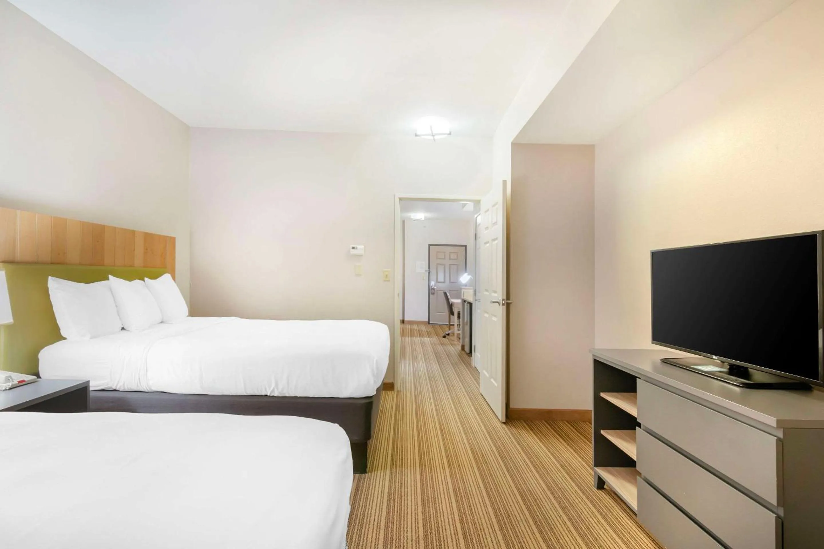 Bedroom, Bed in Country Inn & Suites by Radisson, Columbia, MO