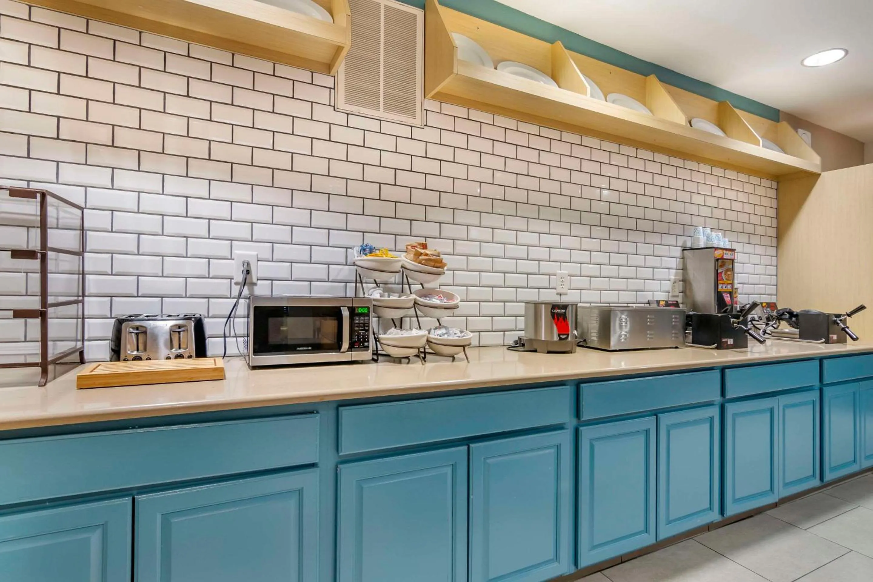 Breakfast in Country Inn & Suites by Radisson, Columbia, MO