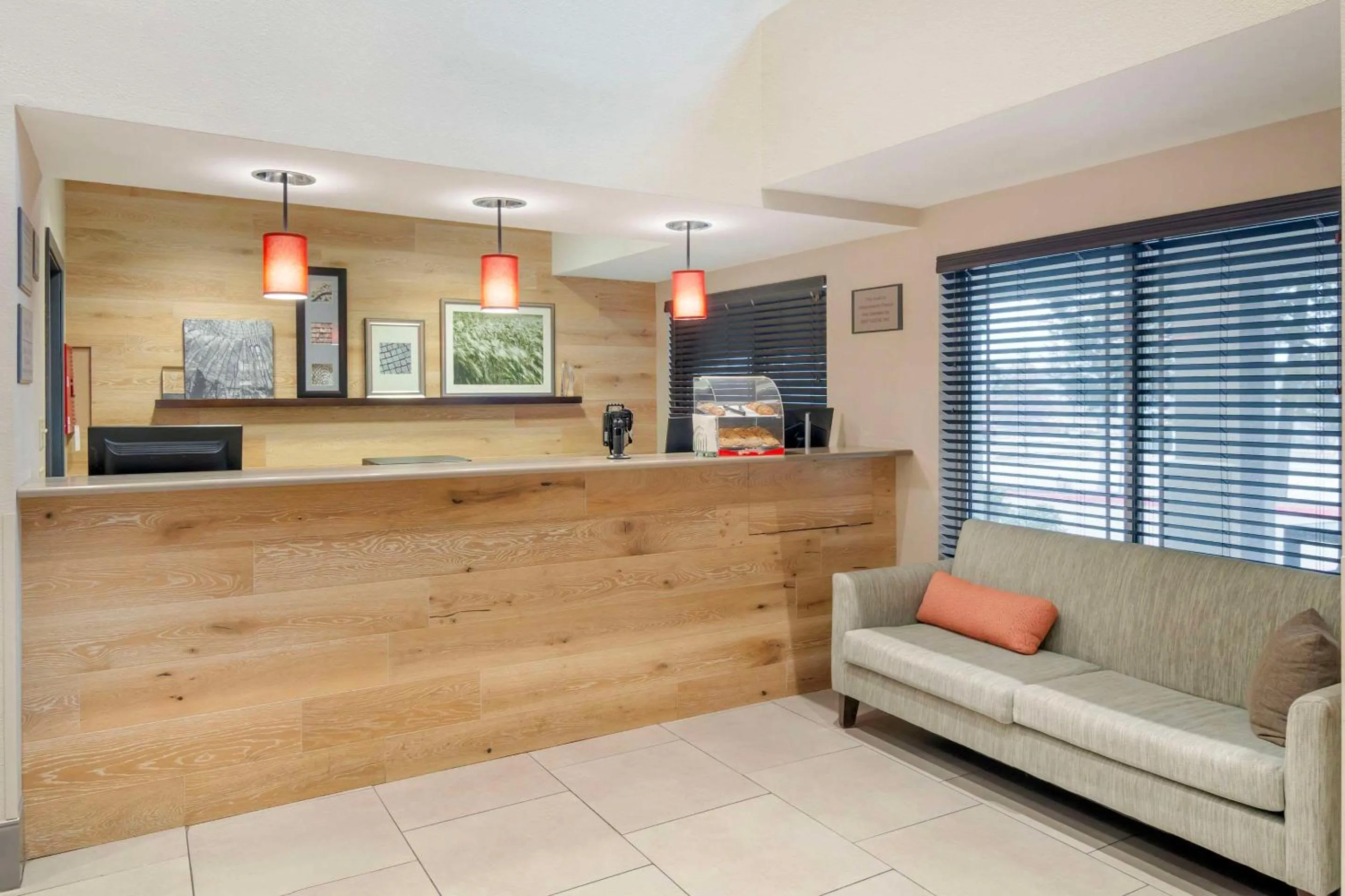 Lobby or reception in Country Inn & Suites by Radisson, Columbia, MO