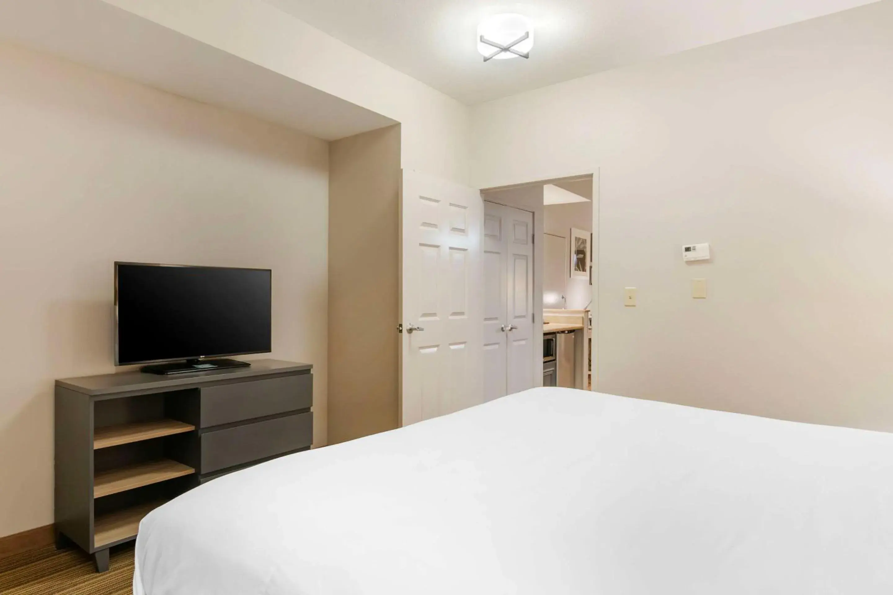 Bedroom, Bed in Country Inn & Suites by Radisson, Columbia, MO Bedroom, Bed in Country Inn & Suites by Radisson, Columbia, MO