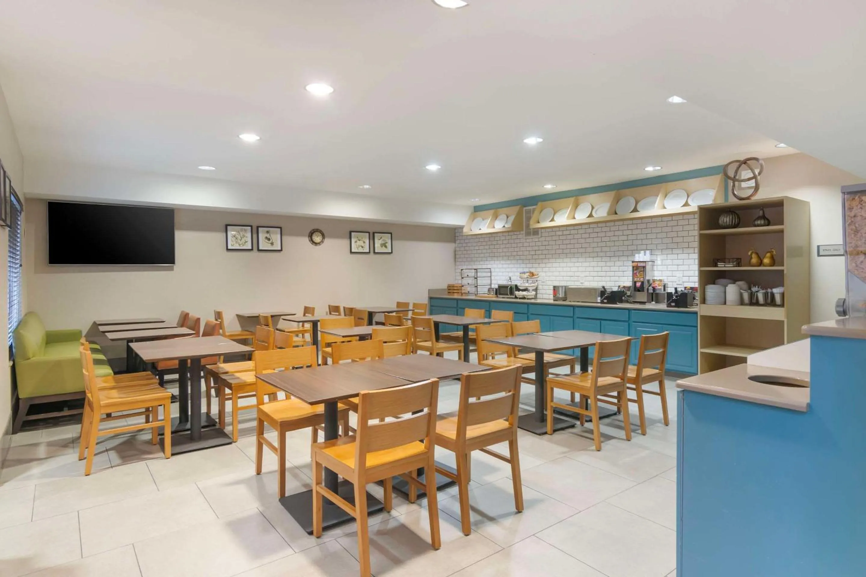 Breakfast in Country Inn & Suites by Radisson, Columbia, MO