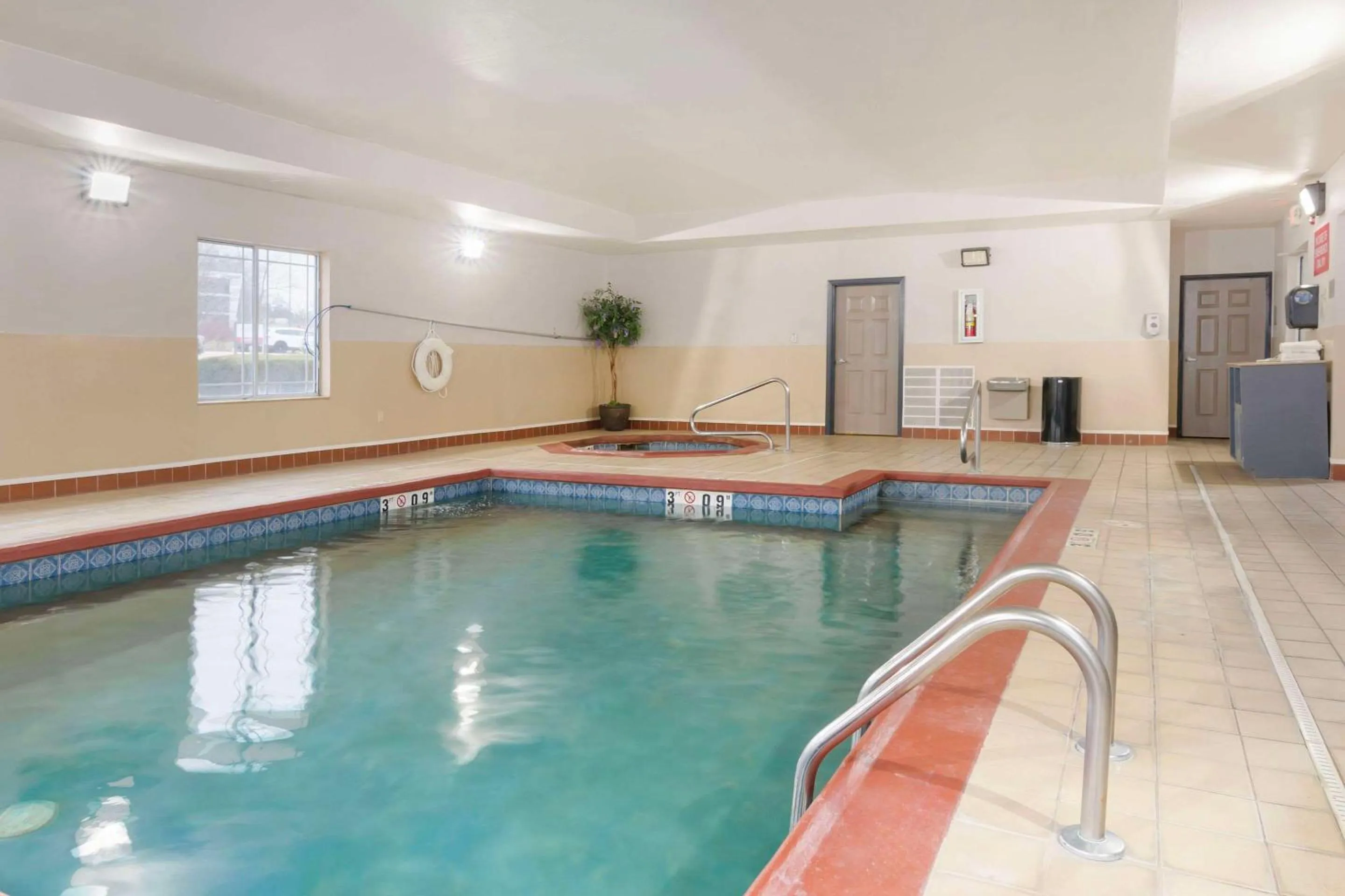 Swimming pool in Country Inn & Suites by Radisson, Columbia, MO