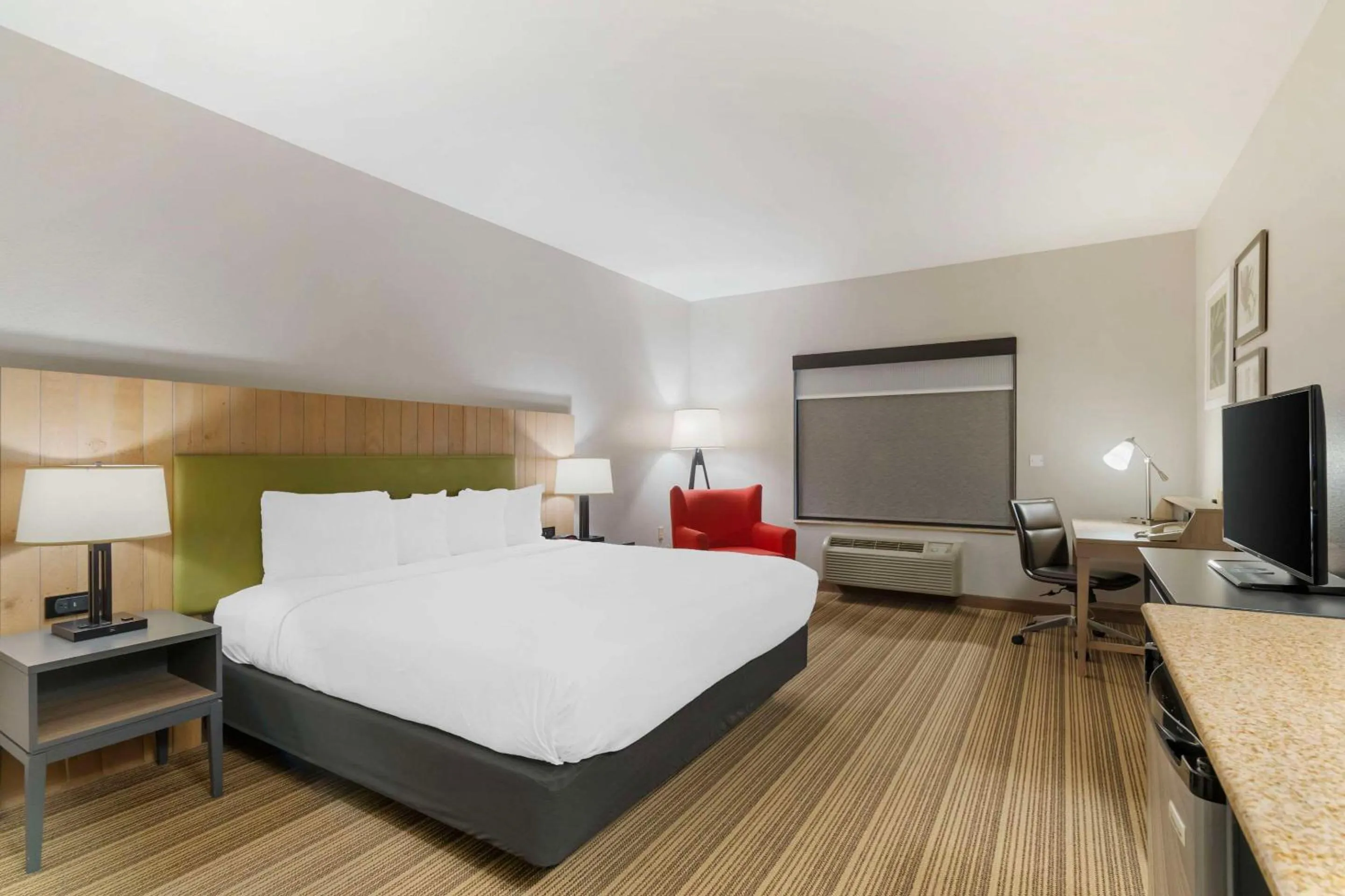 Bedroom, Bed in Country Inn & Suites by Radisson, Columbia, MO