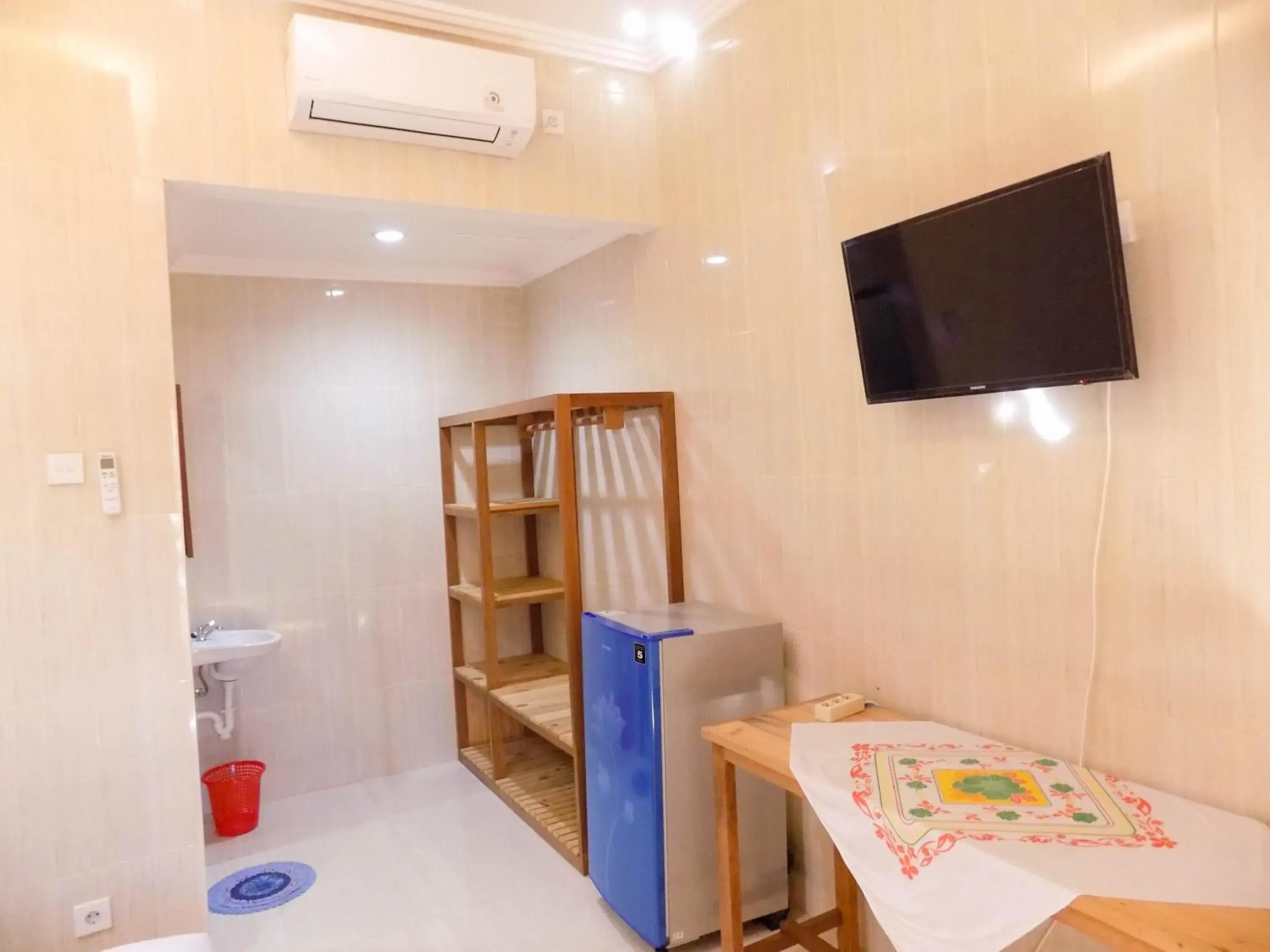 TV and multimedia, Bed in Guna Graha Kuta by Kamara TV and multimedia, Bed in Guna Graha Kuta by Kamara