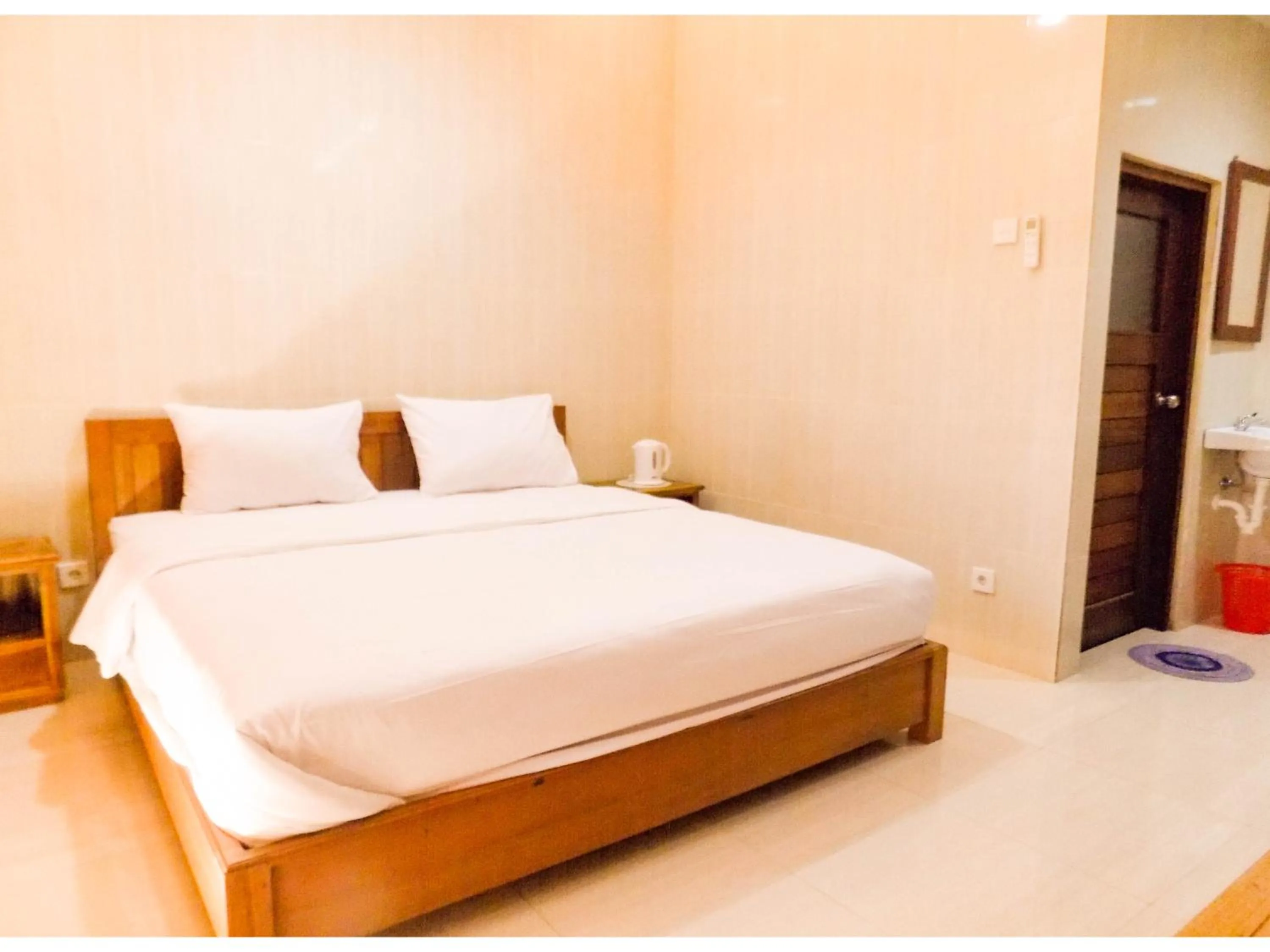 Bedroom, Bed in Guna Graha Kuta by Kamara