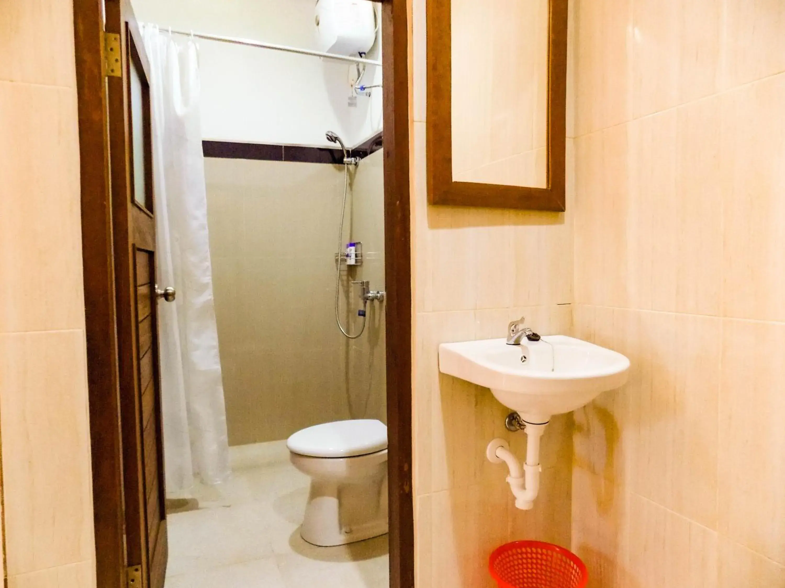 Shower in Guna Graha Kuta by Kamara Shower in Guna Graha Kuta by Kamara