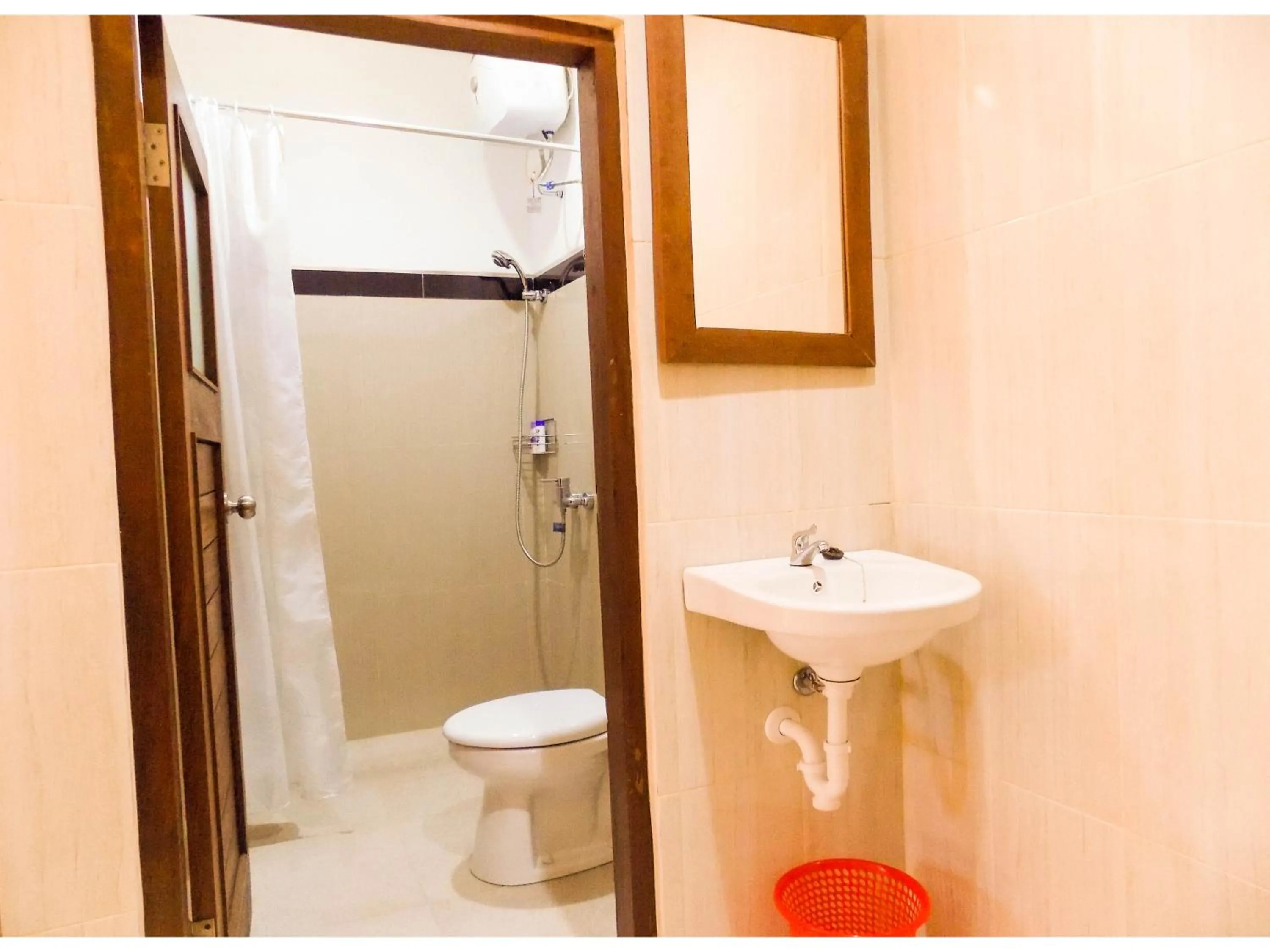 Shower in Guna Graha Kuta by Kamara