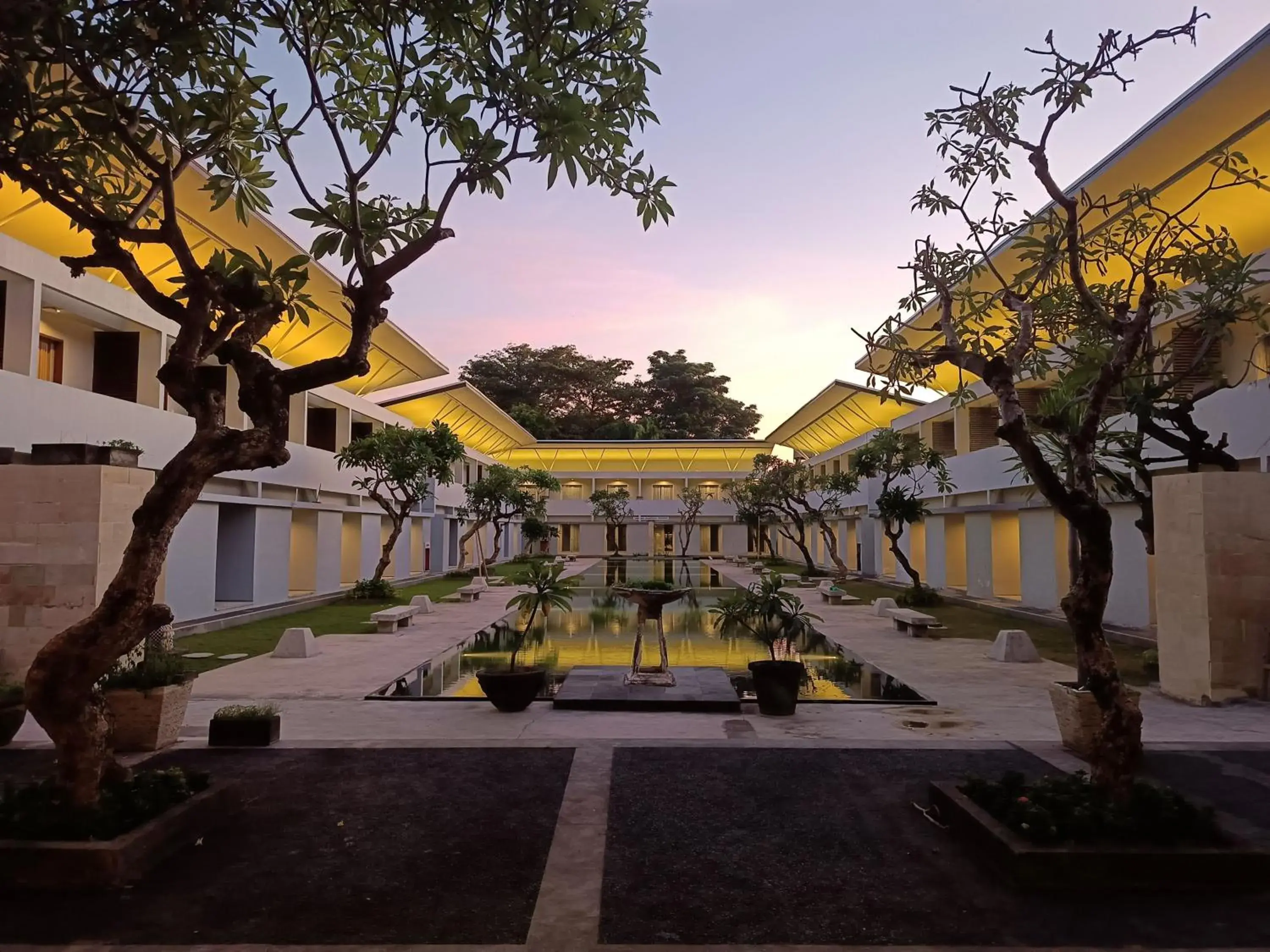 Swimming pool in Guna Graha Kuta by Kamara Swimming pool in Guna Graha Kuta by Kamara