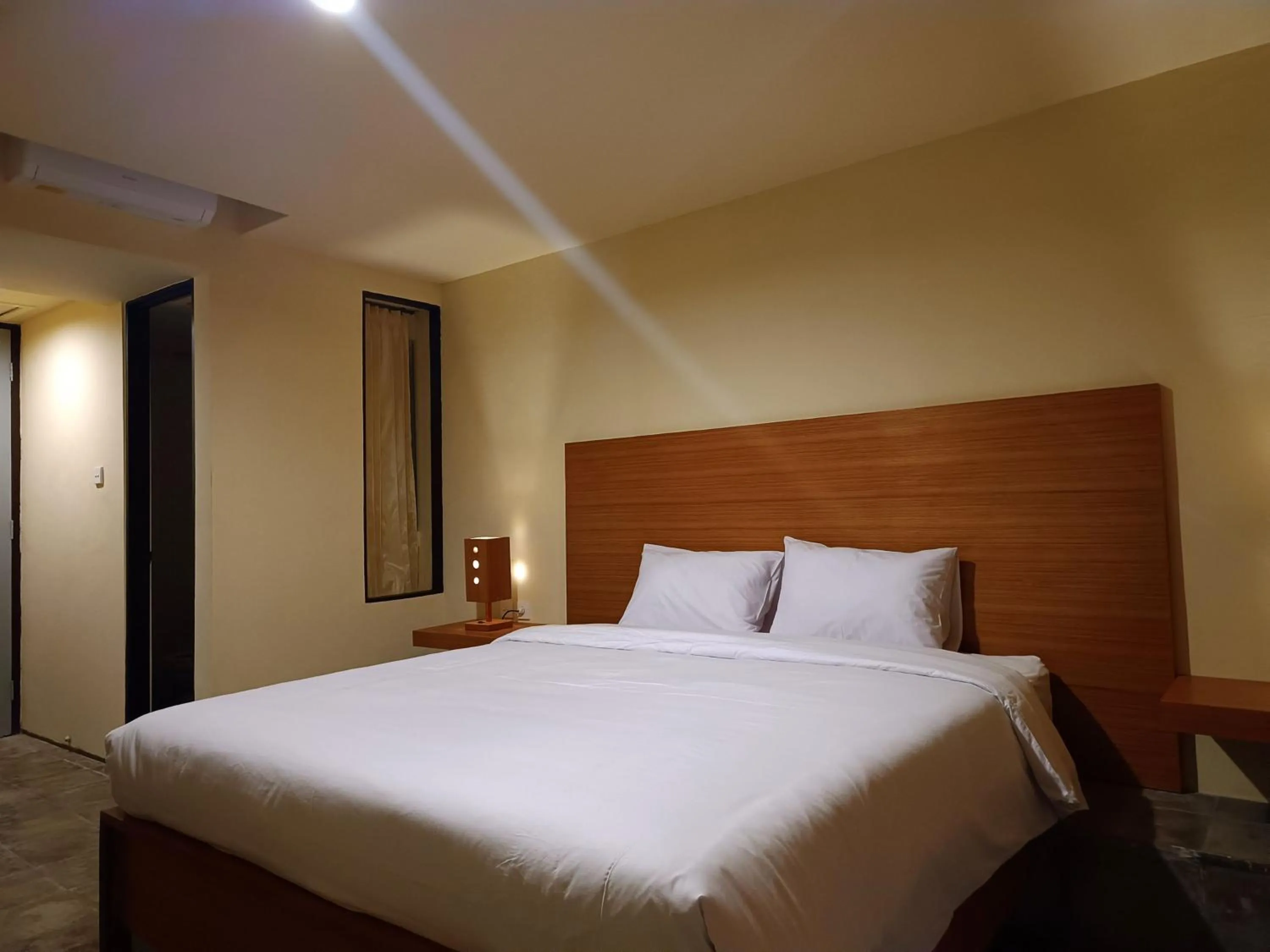 Bedroom, Bed in Guna Graha Kuta by Kamara