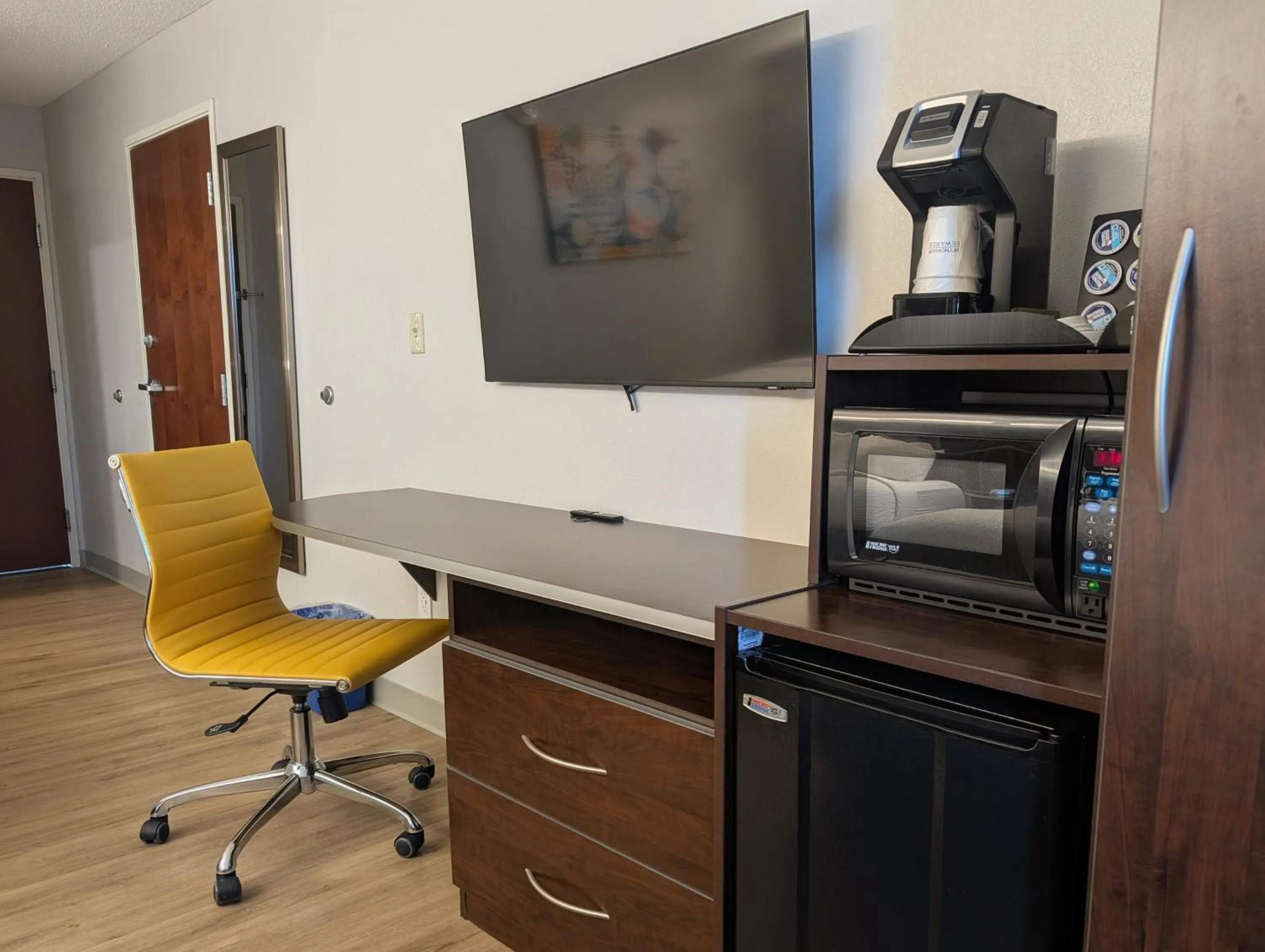Coffee/tea facilities in Microtel Inn & Suites by Wyndham Wheeling at The Highlands