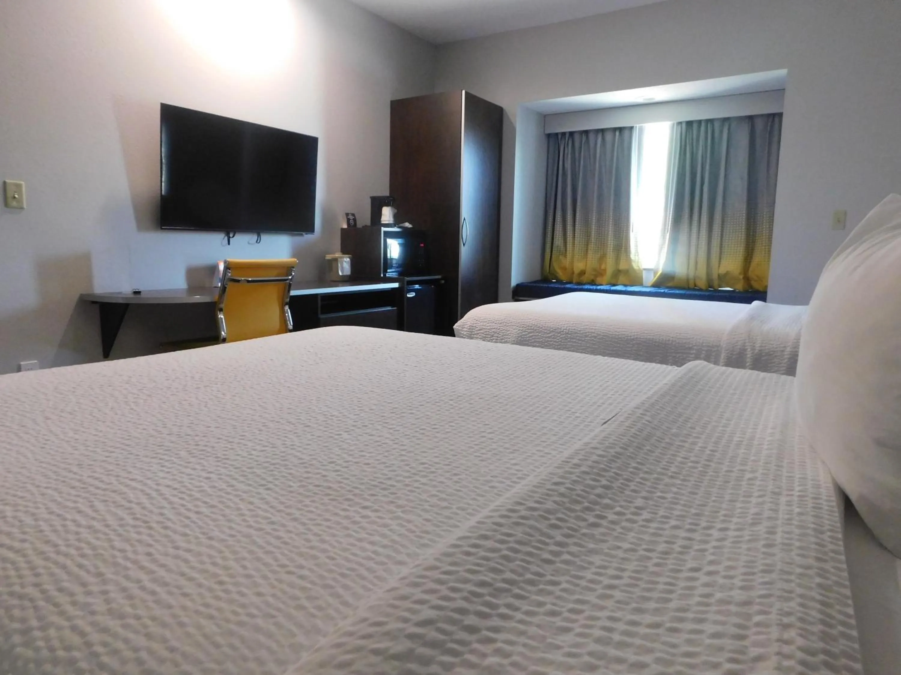 Bedroom, Bed in Microtel Inn & Suites by Wyndham Wheeling at The Highlands