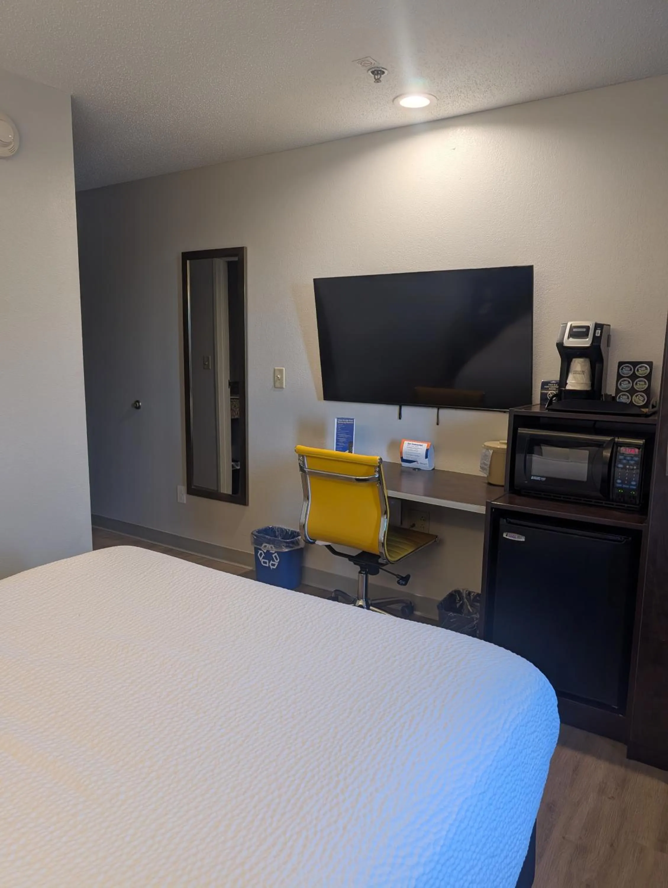 Bedroom, Bed in Microtel Inn & Suites by Wyndham Wheeling at The Highlands