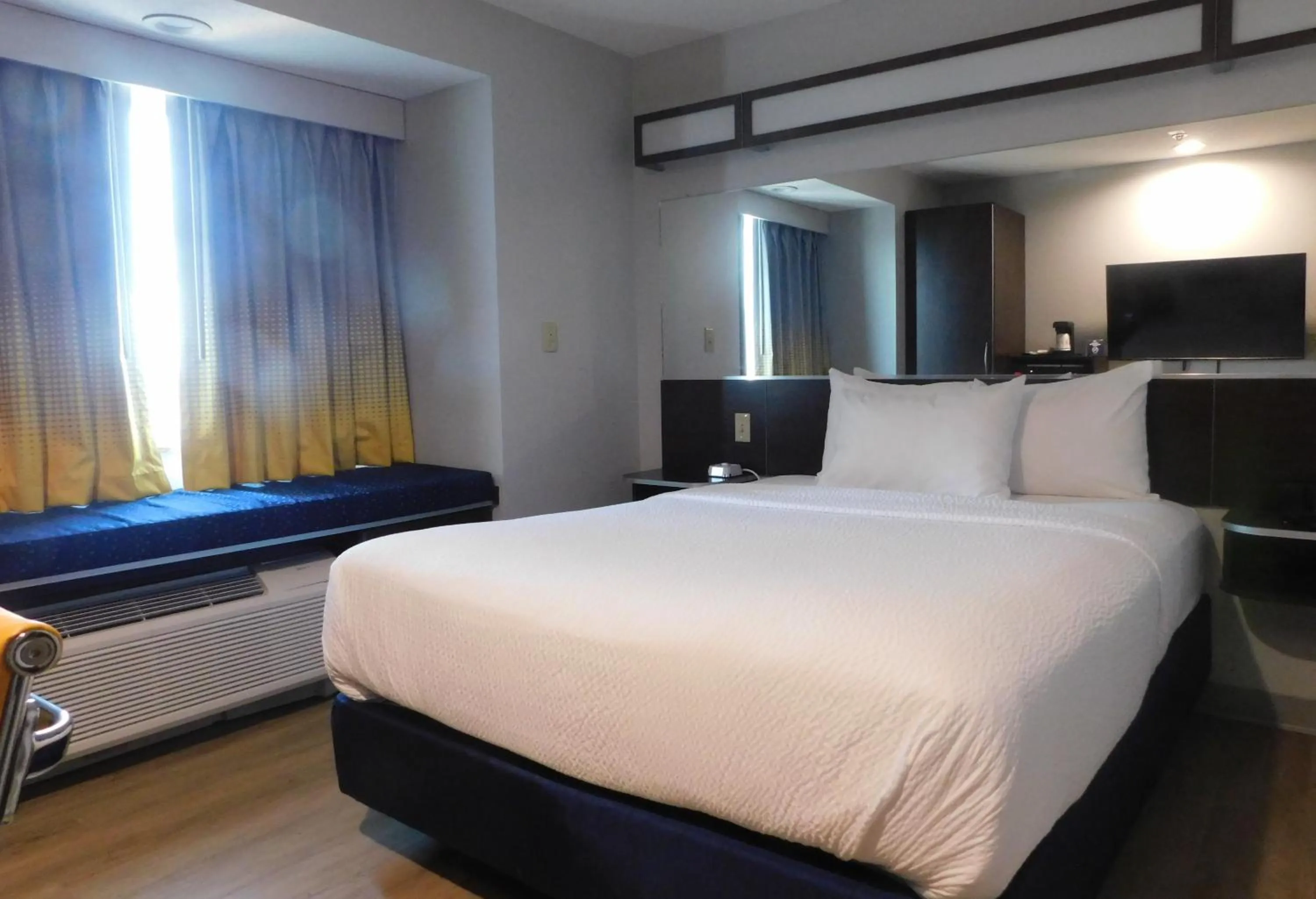 TV and multimedia, Bed in Microtel Inn & Suites by Wyndham Wheeling at The Highlands