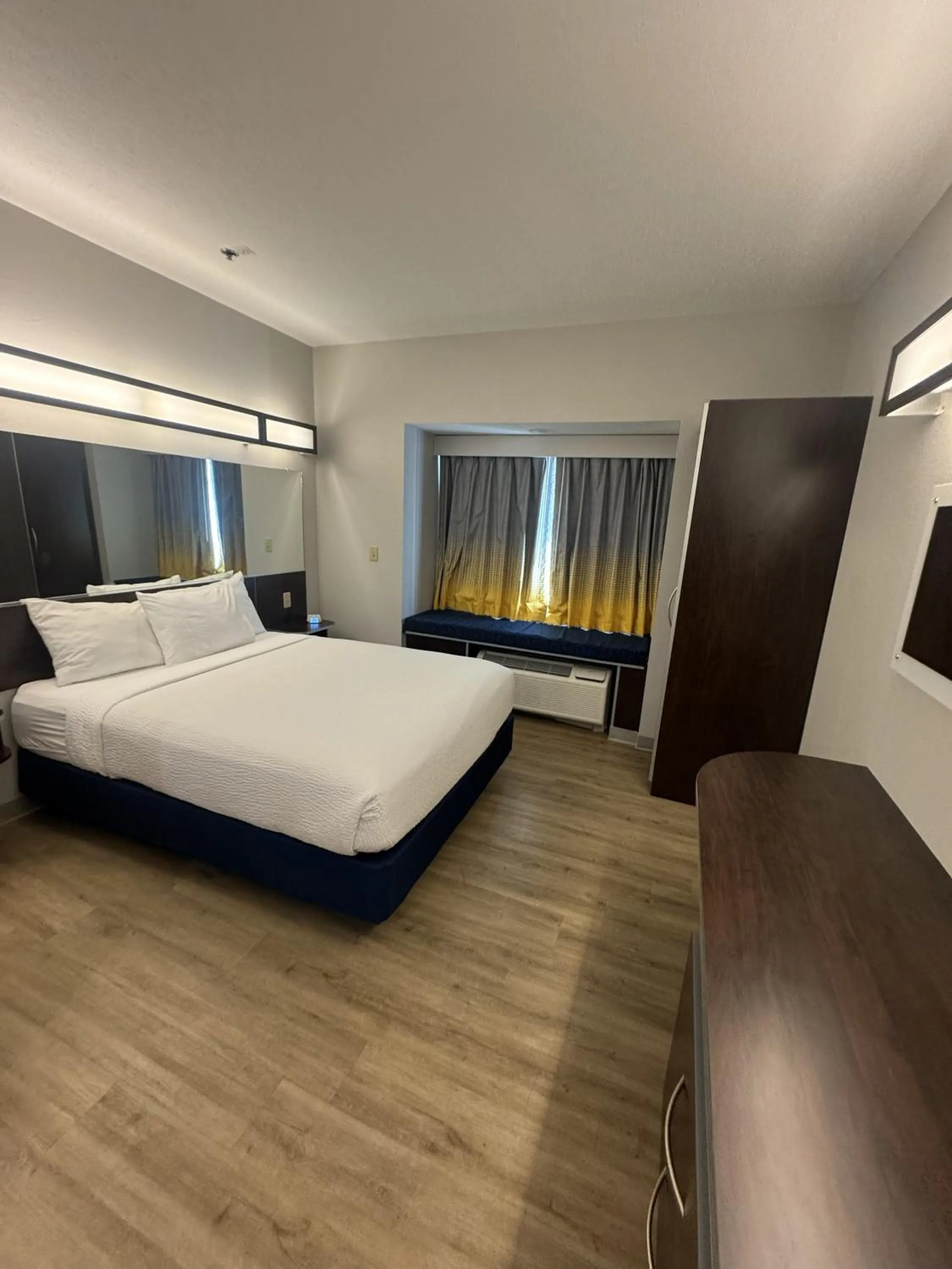 Bedroom, Bed in Microtel Inn & Suites by Wyndham Wheeling at The Highlands