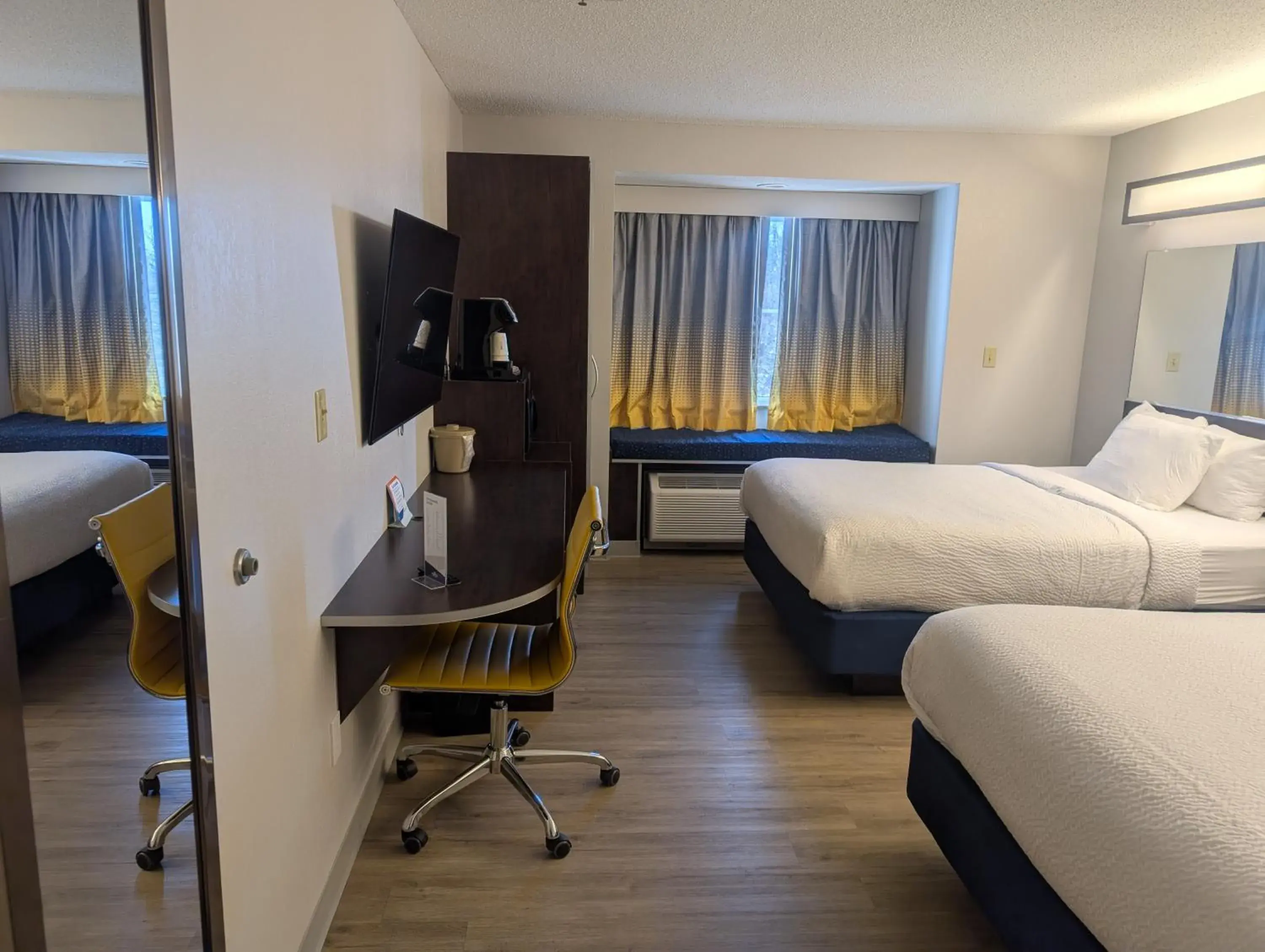 Bedroom, Bed in Microtel Inn & Suites by Wyndham Wheeling at The Highlands Bedroom, Bed in Microtel Inn & Suites by Wyndham Wheeling at The Highlands