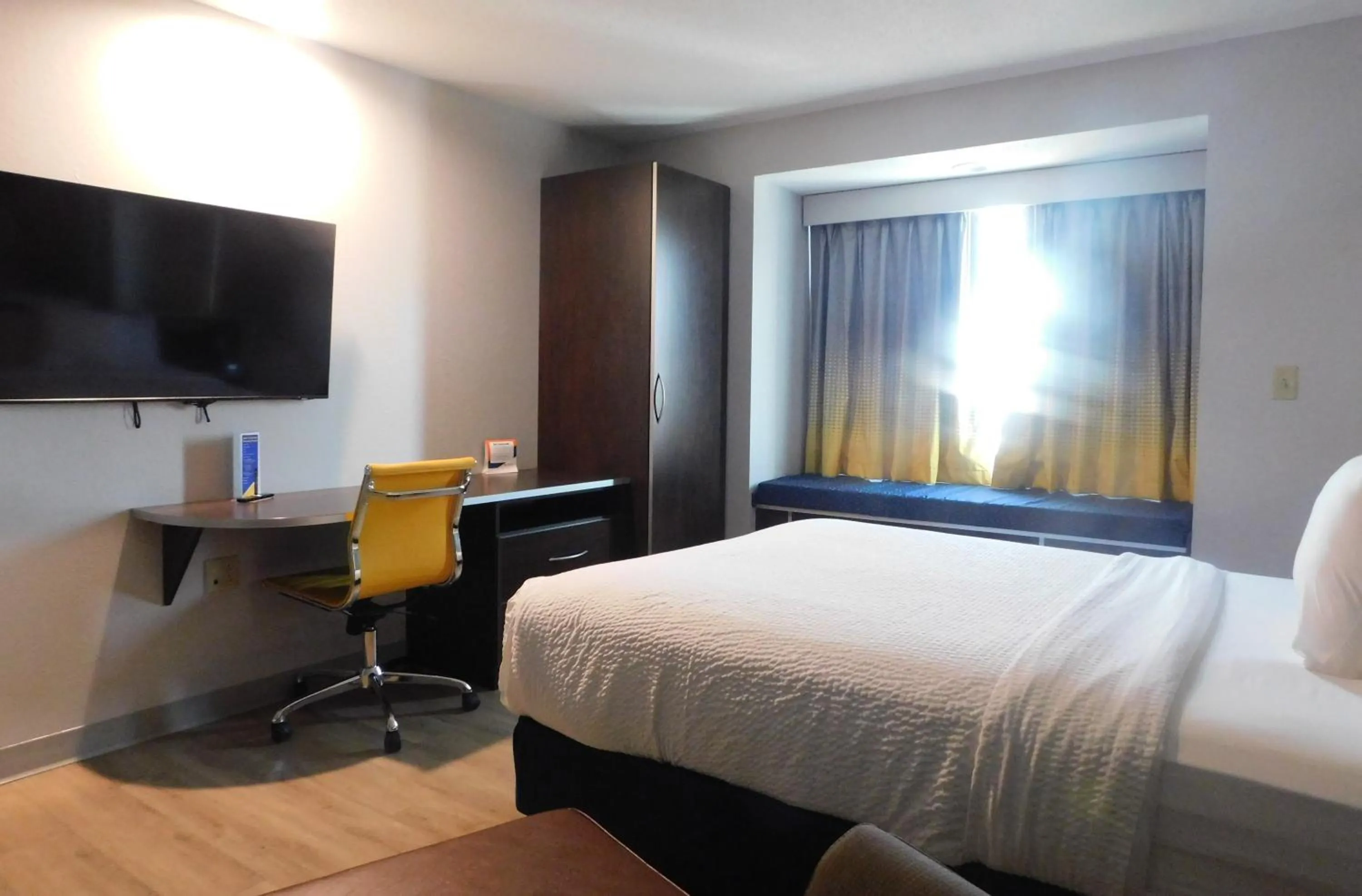 Floor plan, Bed in Microtel Inn & Suites by Wyndham Wheeling at The Highlands