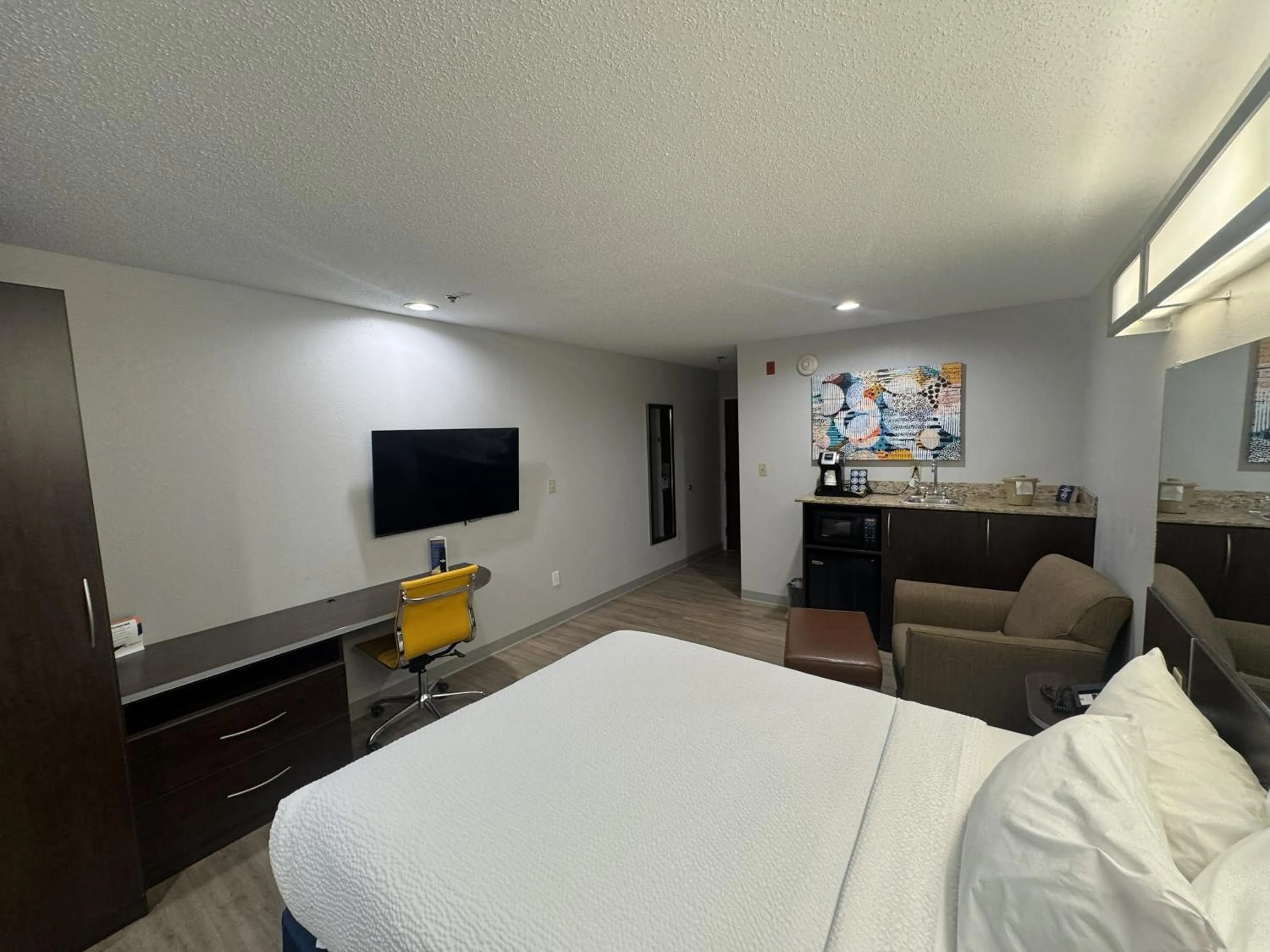 Photo of the whole room, Bed in Microtel Inn & Suites by Wyndham Wheeling at The Highlands