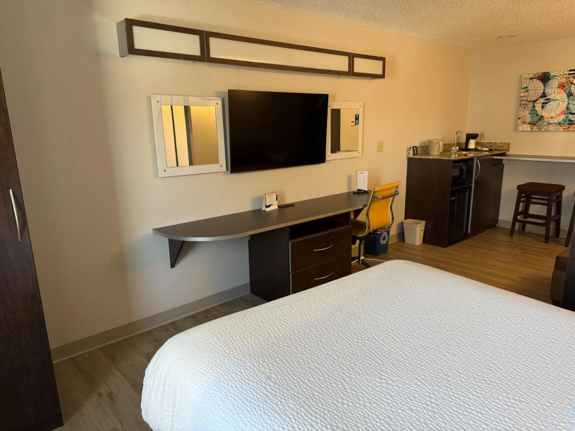 Floor plan, Bed in Microtel Inn & Suites by Wyndham Wheeling at The Highlands