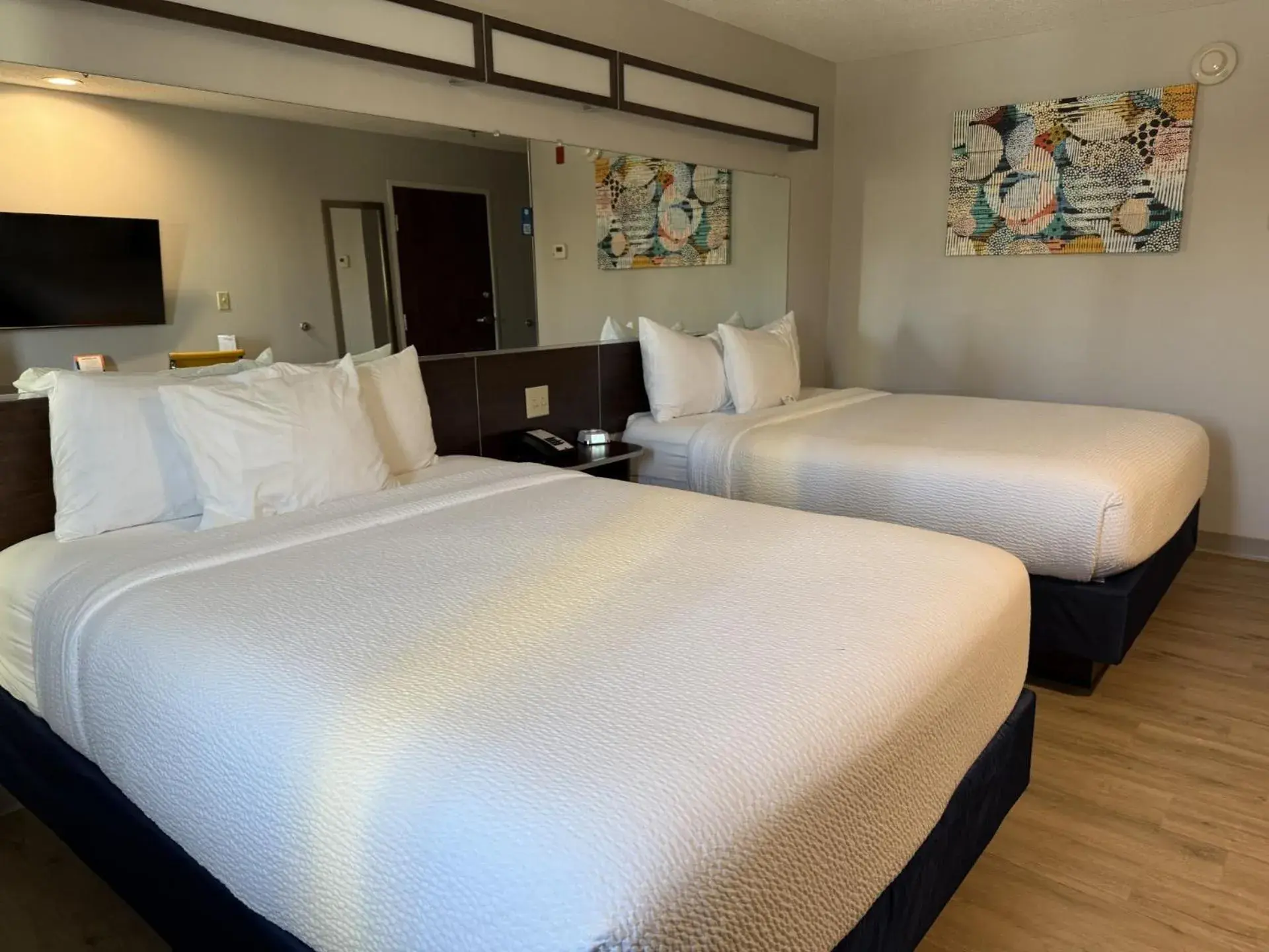 TV and multimedia, Bed in Microtel Inn & Suites by Wyndham Wheeling at The Highlands TV and multimedia, Bed in Microtel Inn & Suites by Wyndham Wheeling at The Highlands