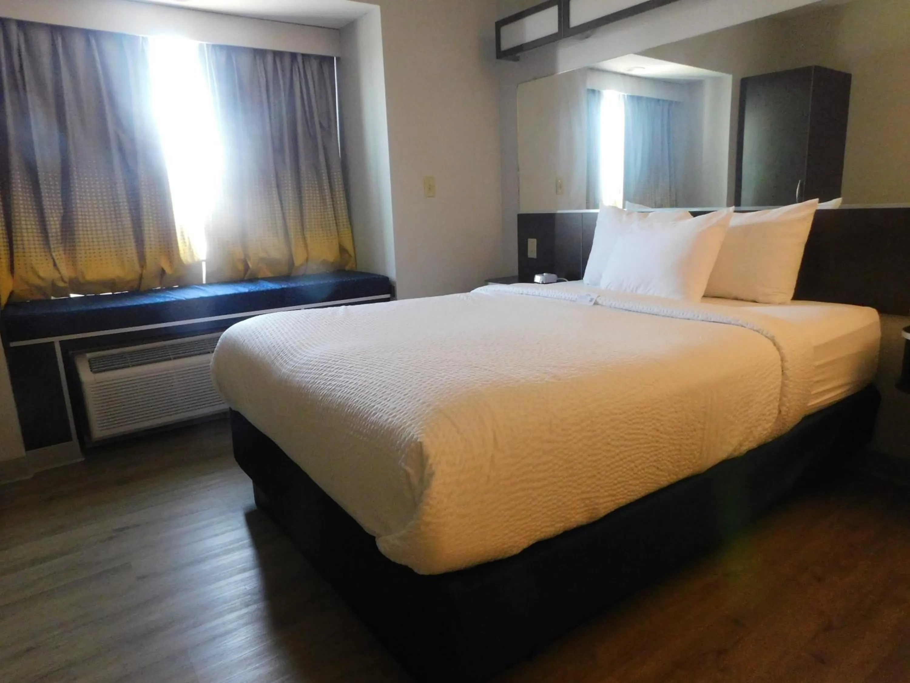 Floor plan, Bed in Microtel Inn & Suites by Wyndham Wheeling at The Highlands