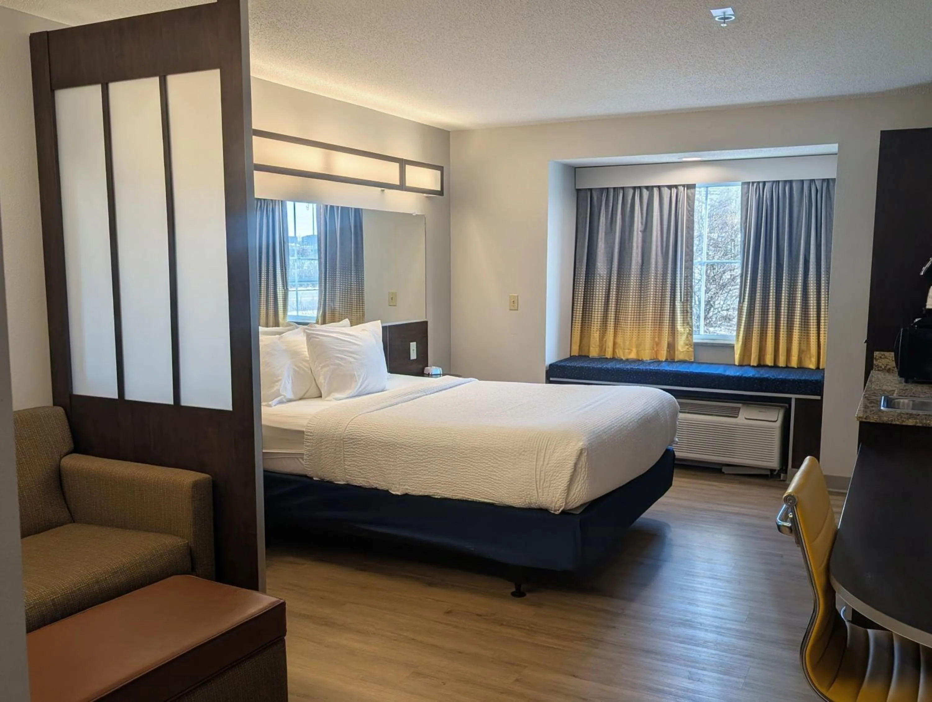 Bedroom, Bed in Microtel Inn & Suites by Wyndham Wheeling at The Highlands