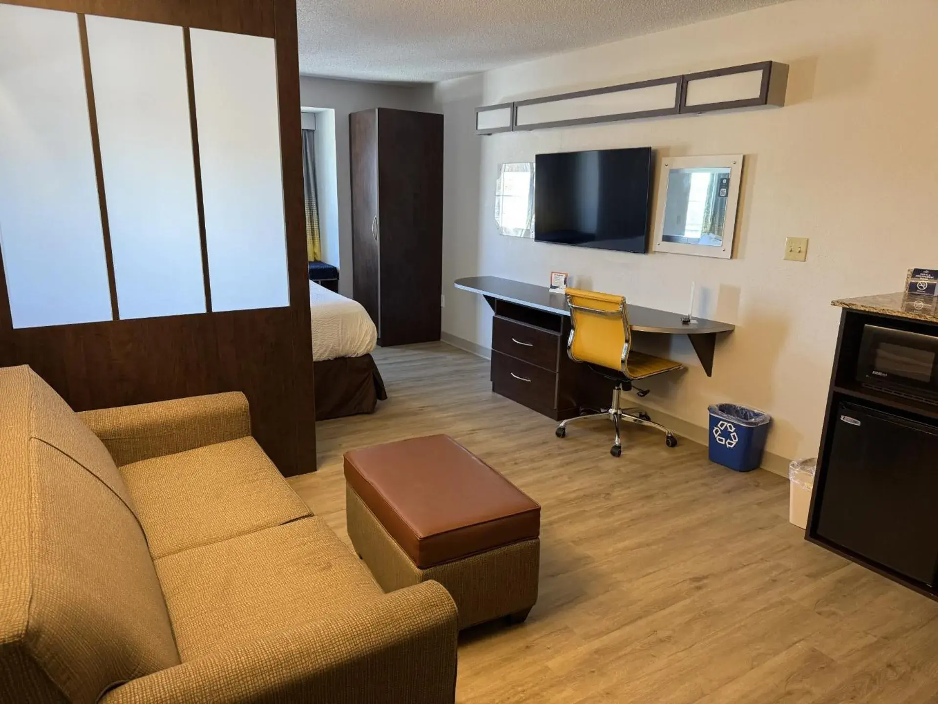 Living room in Microtel Inn & Suites by Wyndham Wheeling at The Highlands Living room in Microtel Inn & Suites by Wyndham Wheeling at The Highlands