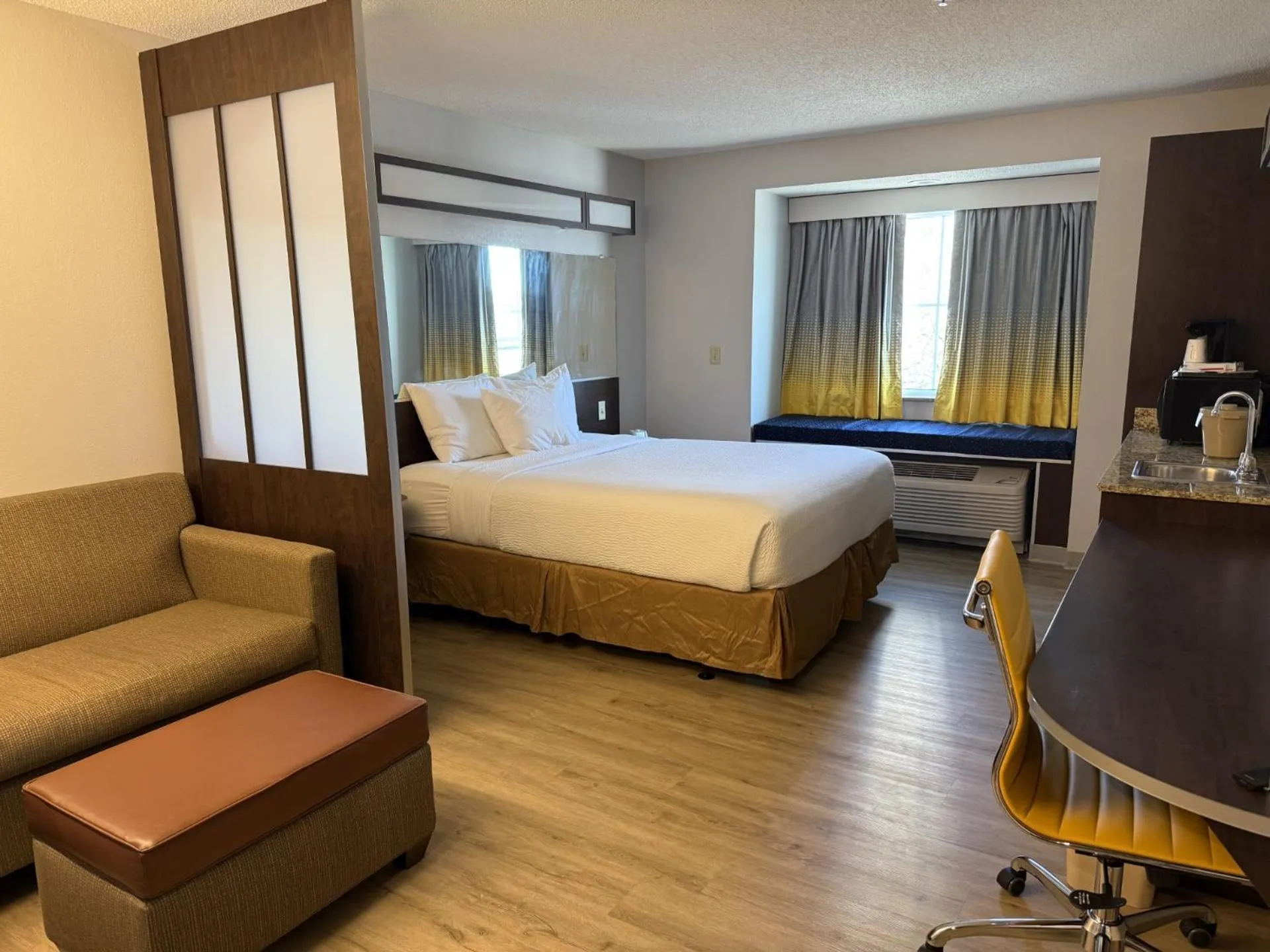 TV and multimedia, Bed in Microtel Inn & Suites by Wyndham Wheeling at The Highlands