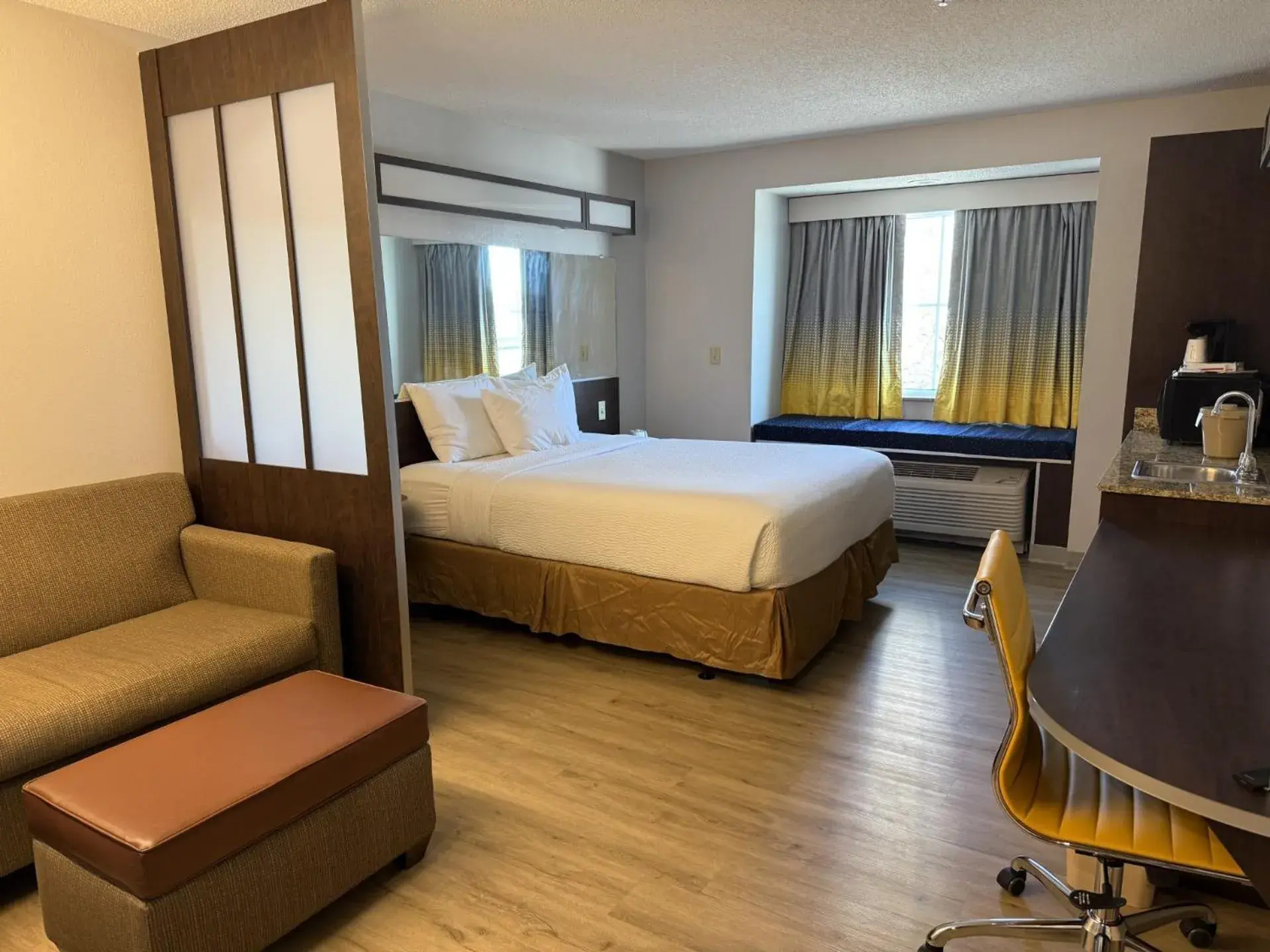 TV and multimedia, Bed in Microtel Inn & Suites by Wyndham Wheeling at The Highlands TV and multimedia, Bed in Microtel Inn & Suites by Wyndham Wheeling at The Highlands