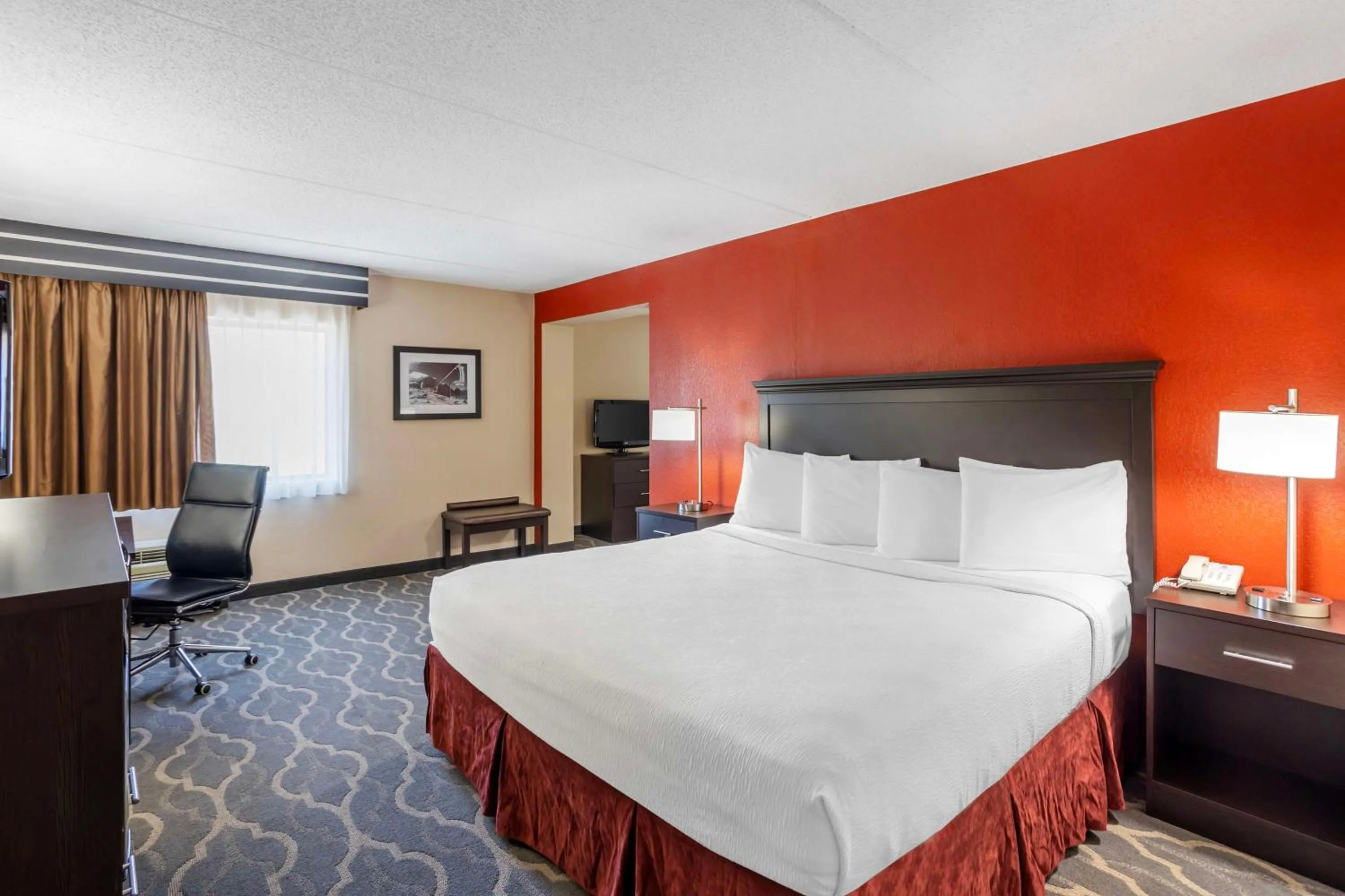 Photo of the whole room, Bed in Best Western Inn at Blakeslee-Pocono