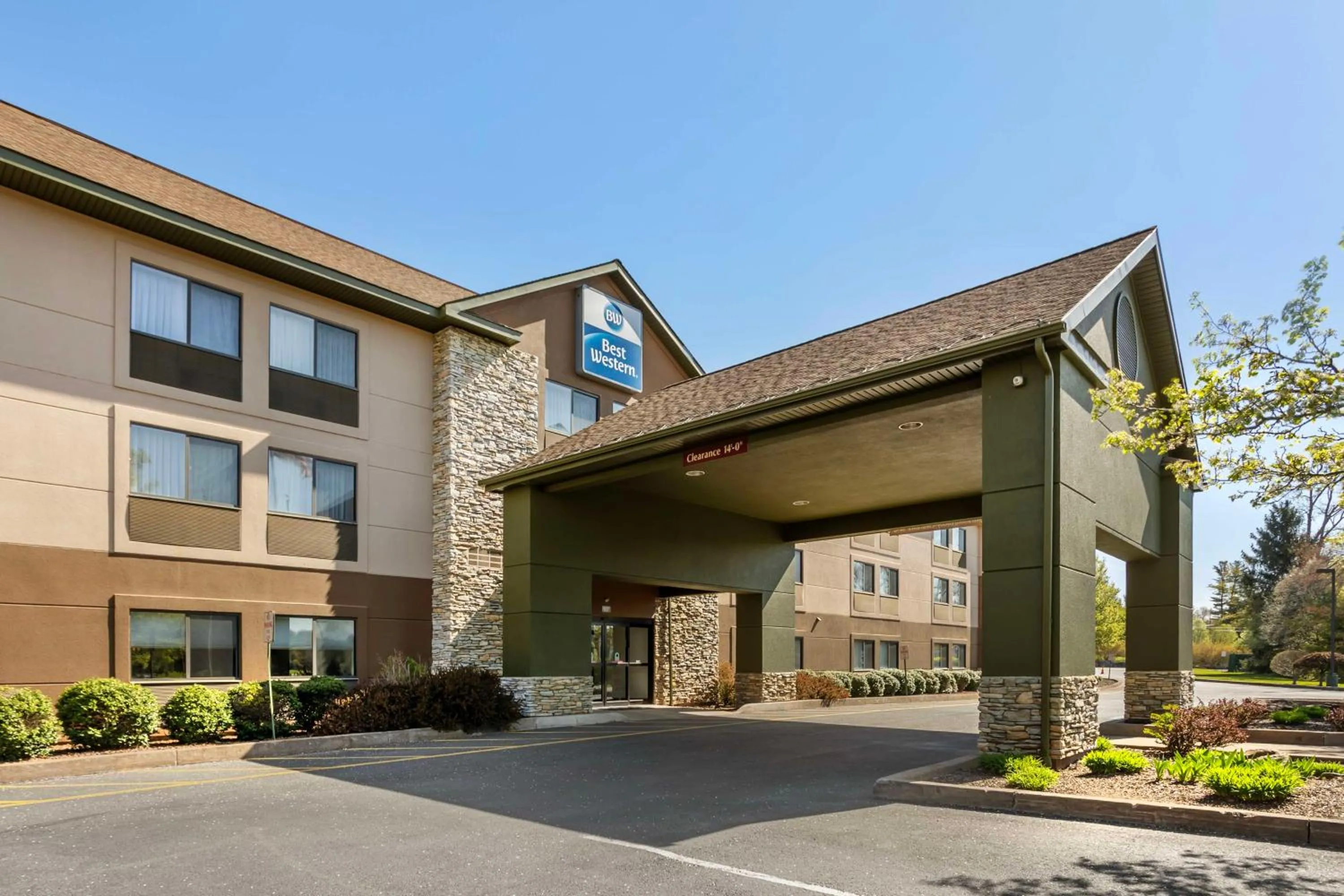 Property building in Best Western Inn at Blakeslee-Pocono