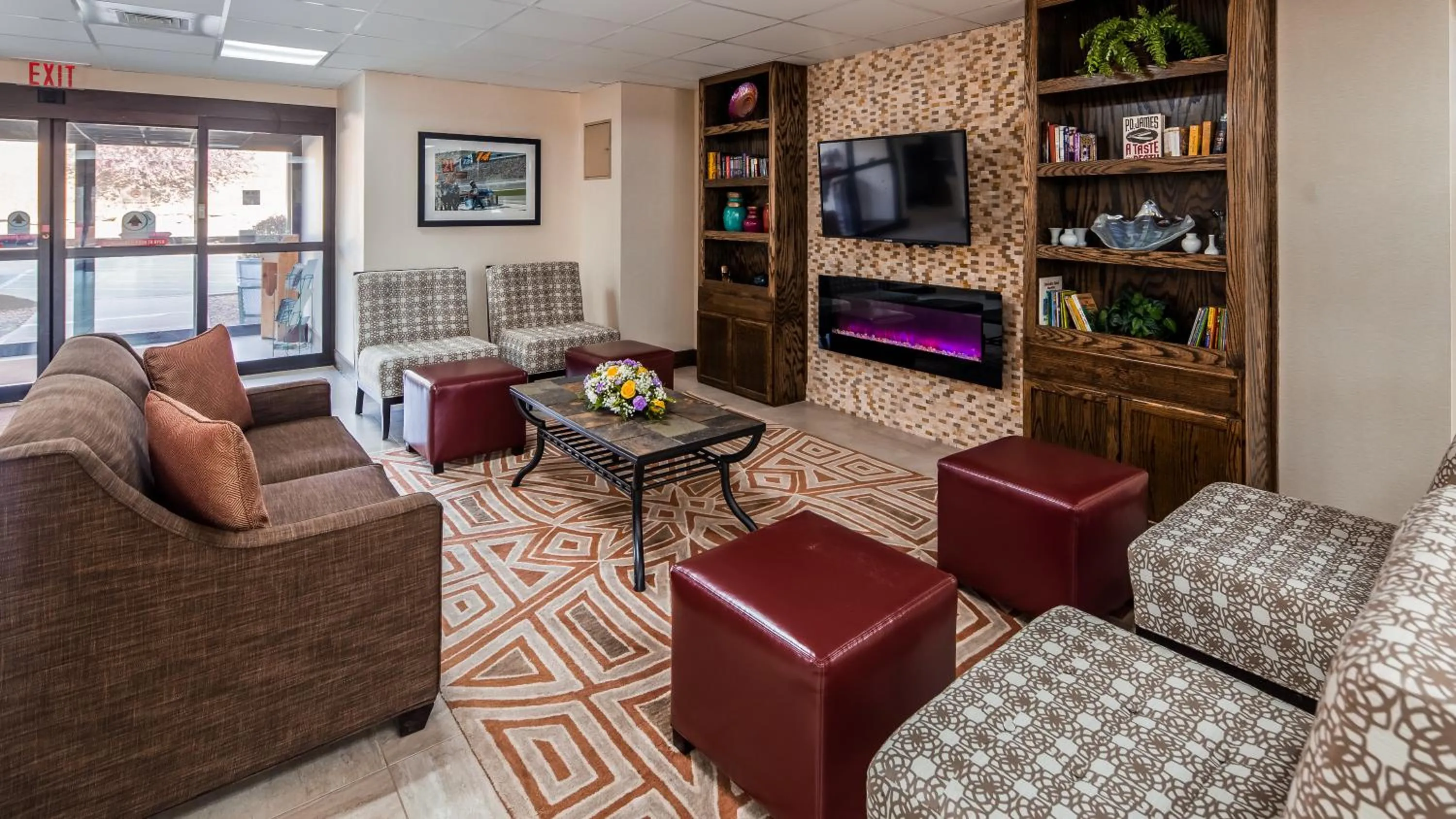 Communal lounge/ TV room in Best Western Inn at Blakeslee-Pocono