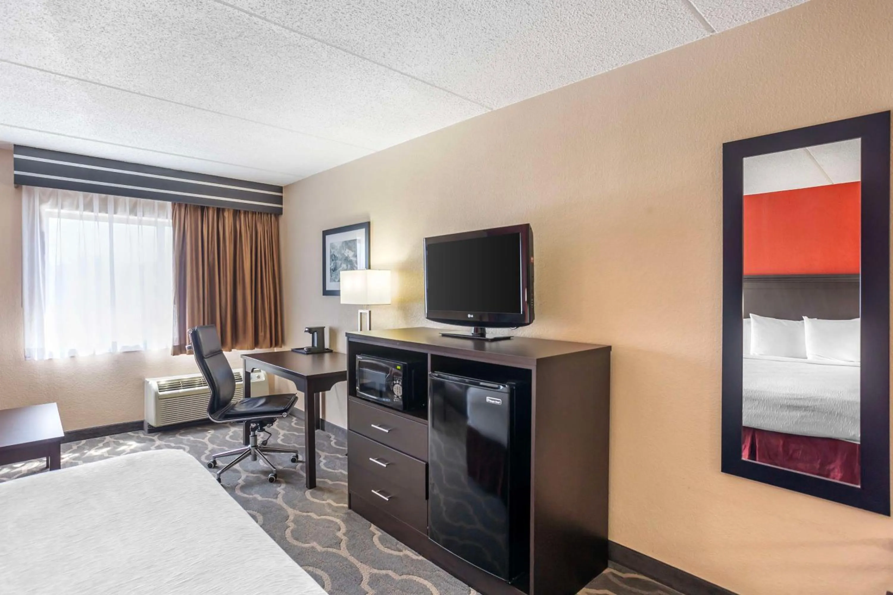 Bedroom, Bed in Best Western Inn at Blakeslee-Pocono