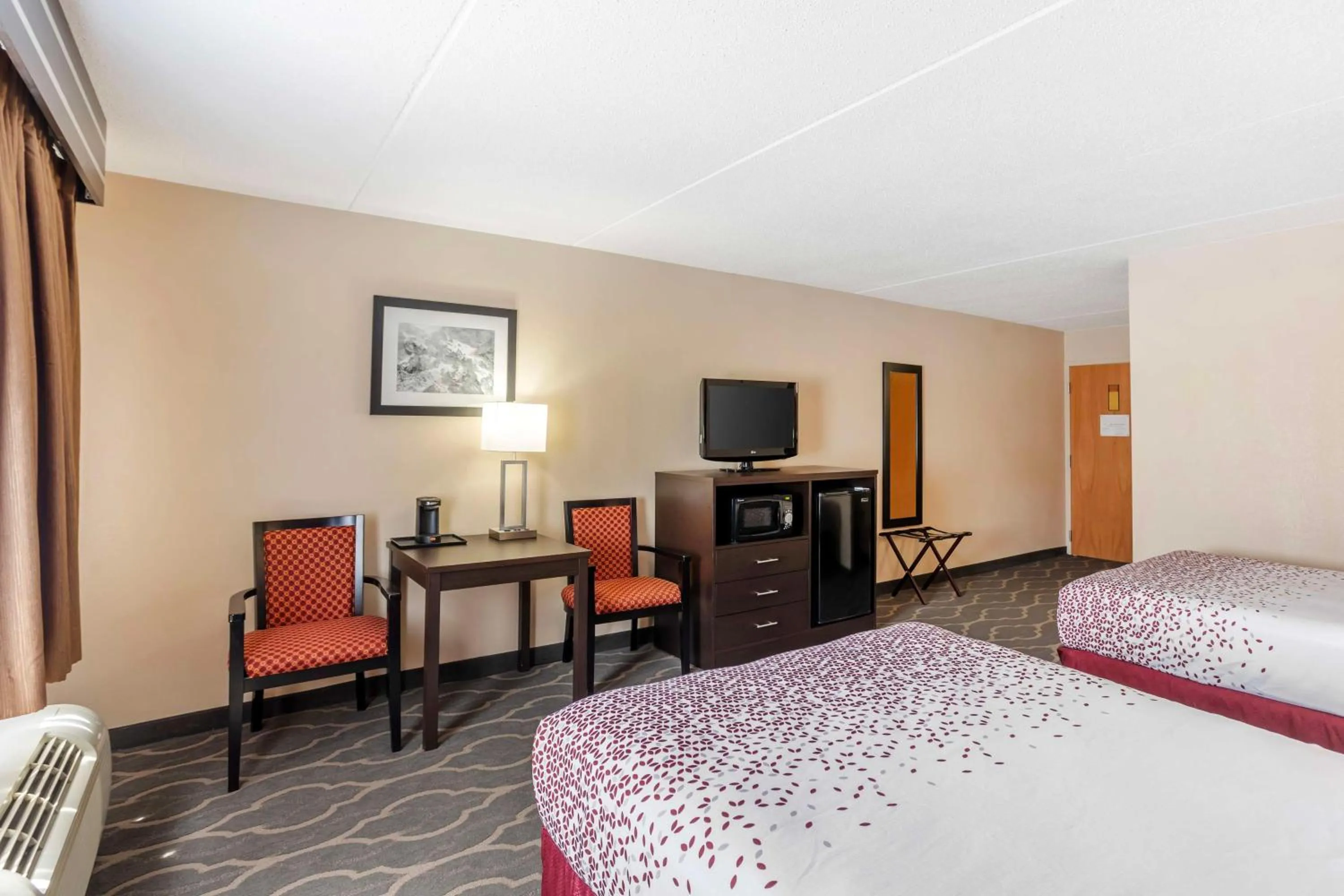 Bedroom, Bed in Best Western Inn at Blakeslee-Pocono