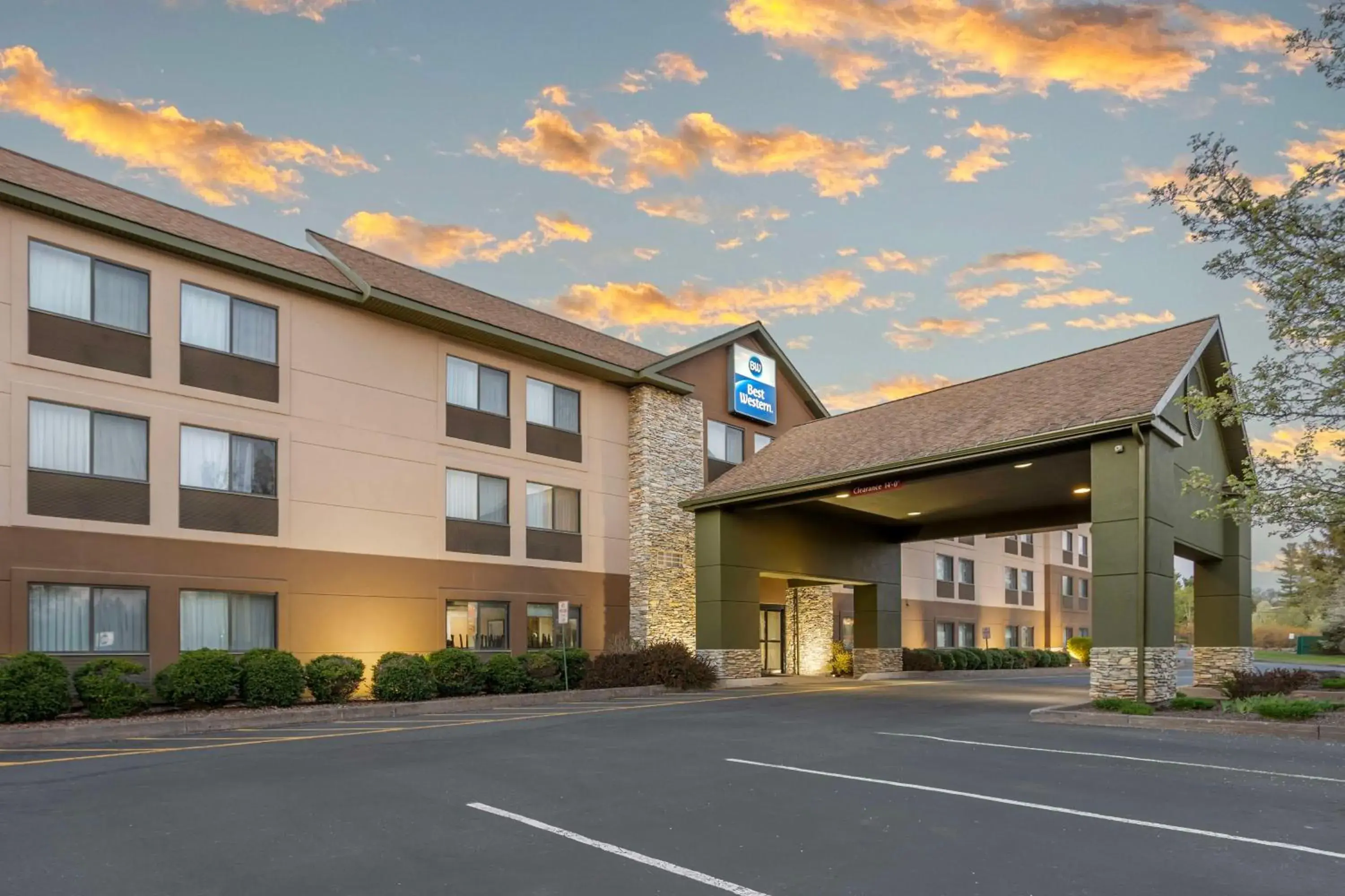 Property building in Best Western Inn at Blakeslee-Pocono Property building in Best Western Inn at Blakeslee-Pocono