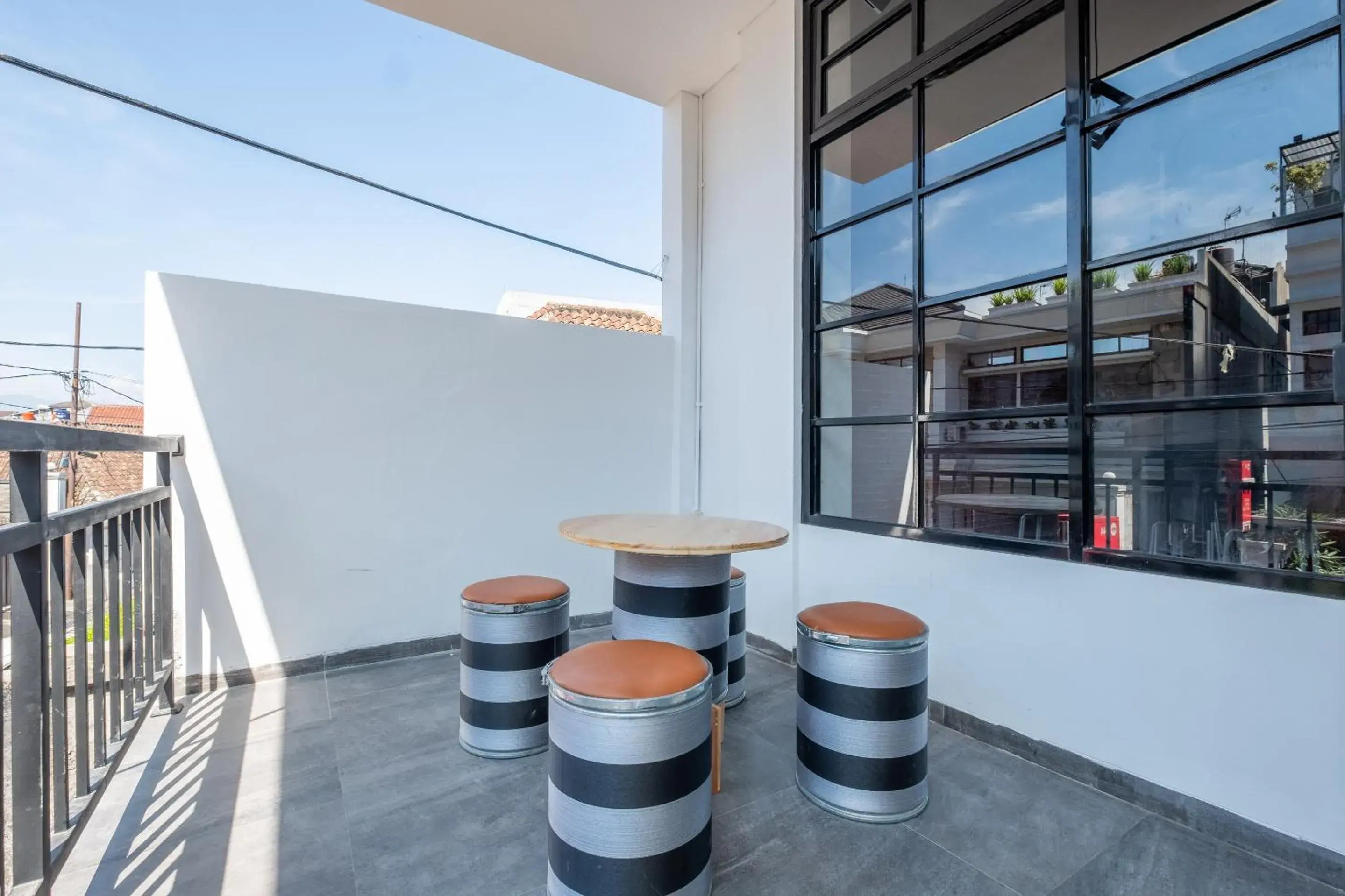 Facade/entrance in RedDoorz Plus @ Doorman Guest House Facade/entrance in RedDoorz Plus @ Doorman Guest House