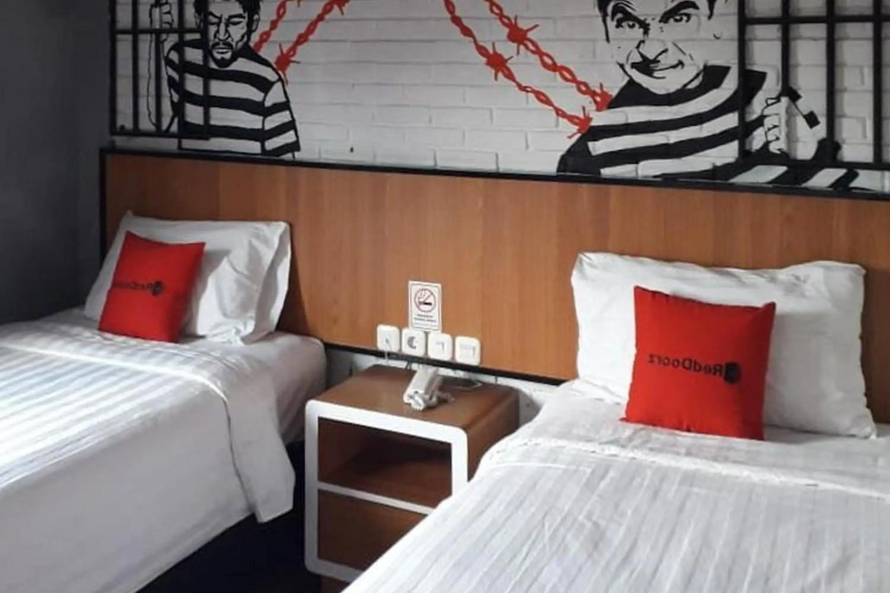 Bed in RedDoorz Plus @ Doorman Guest House Bed in RedDoorz Plus @ Doorman Guest House