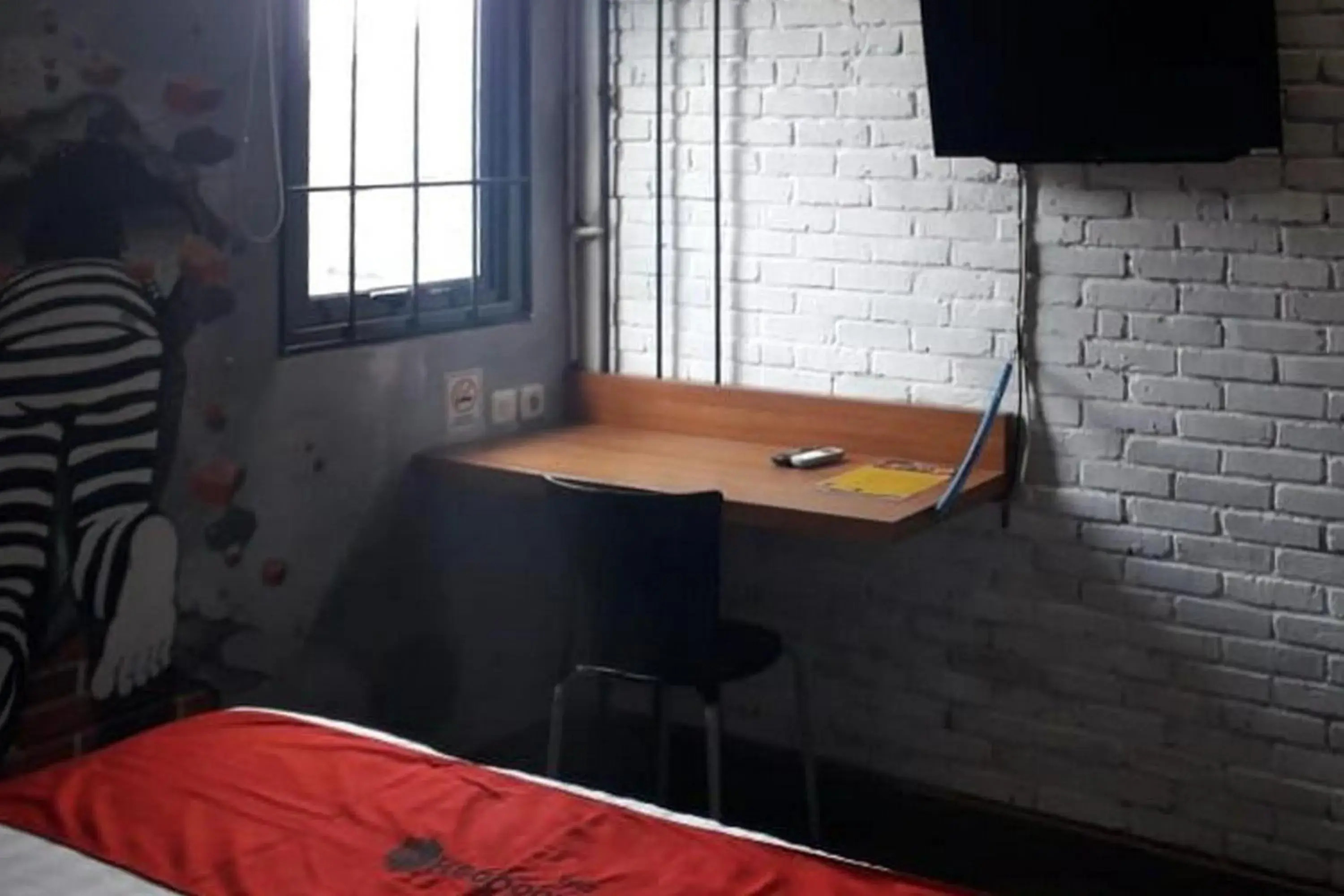 Bed in RedDoorz Plus @ Doorman Guest House Bed in RedDoorz Plus @ Doorman Guest House