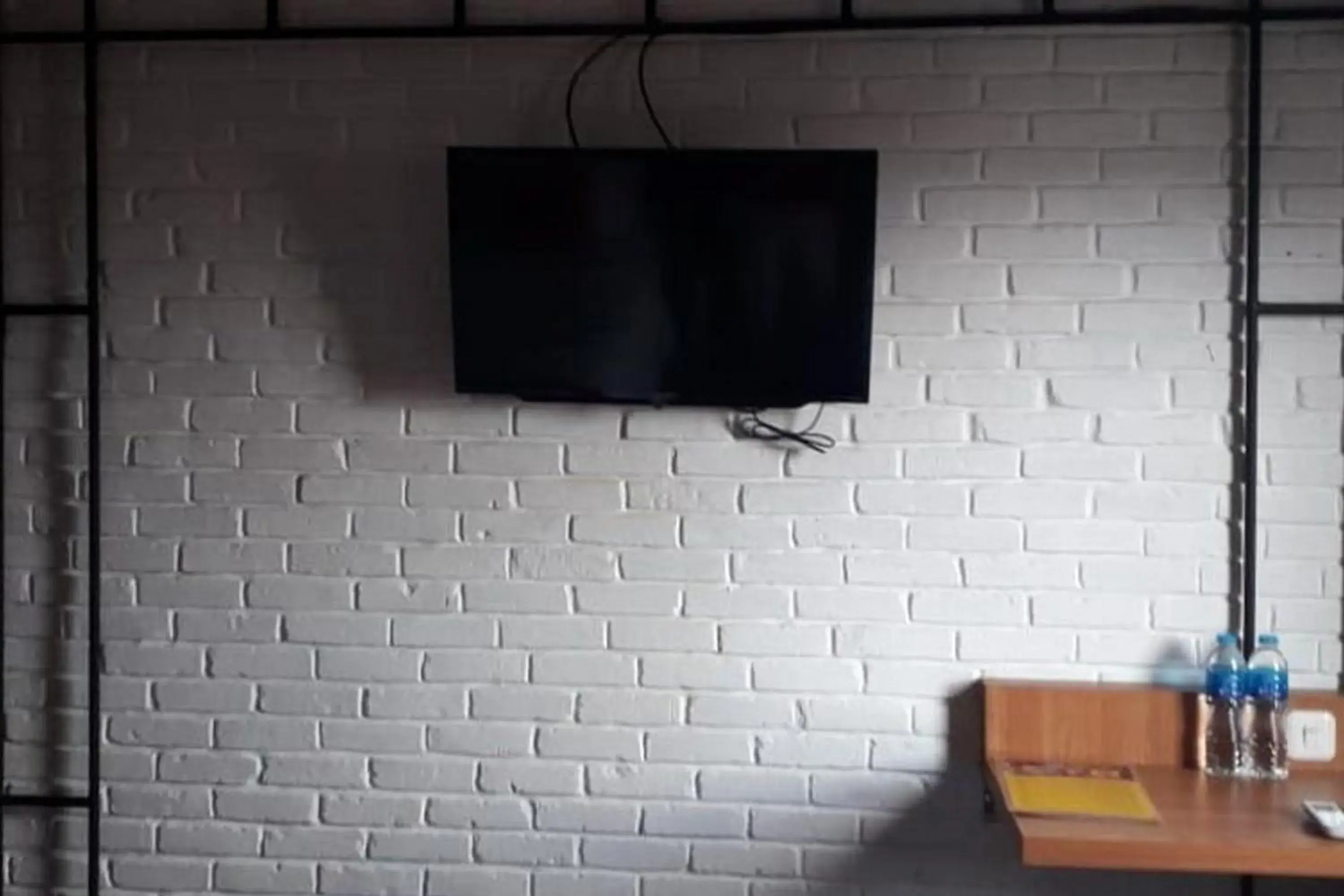 TV and multimedia in RedDoorz Plus @ Doorman Guest House TV and multimedia in RedDoorz Plus @ Doorman Guest House