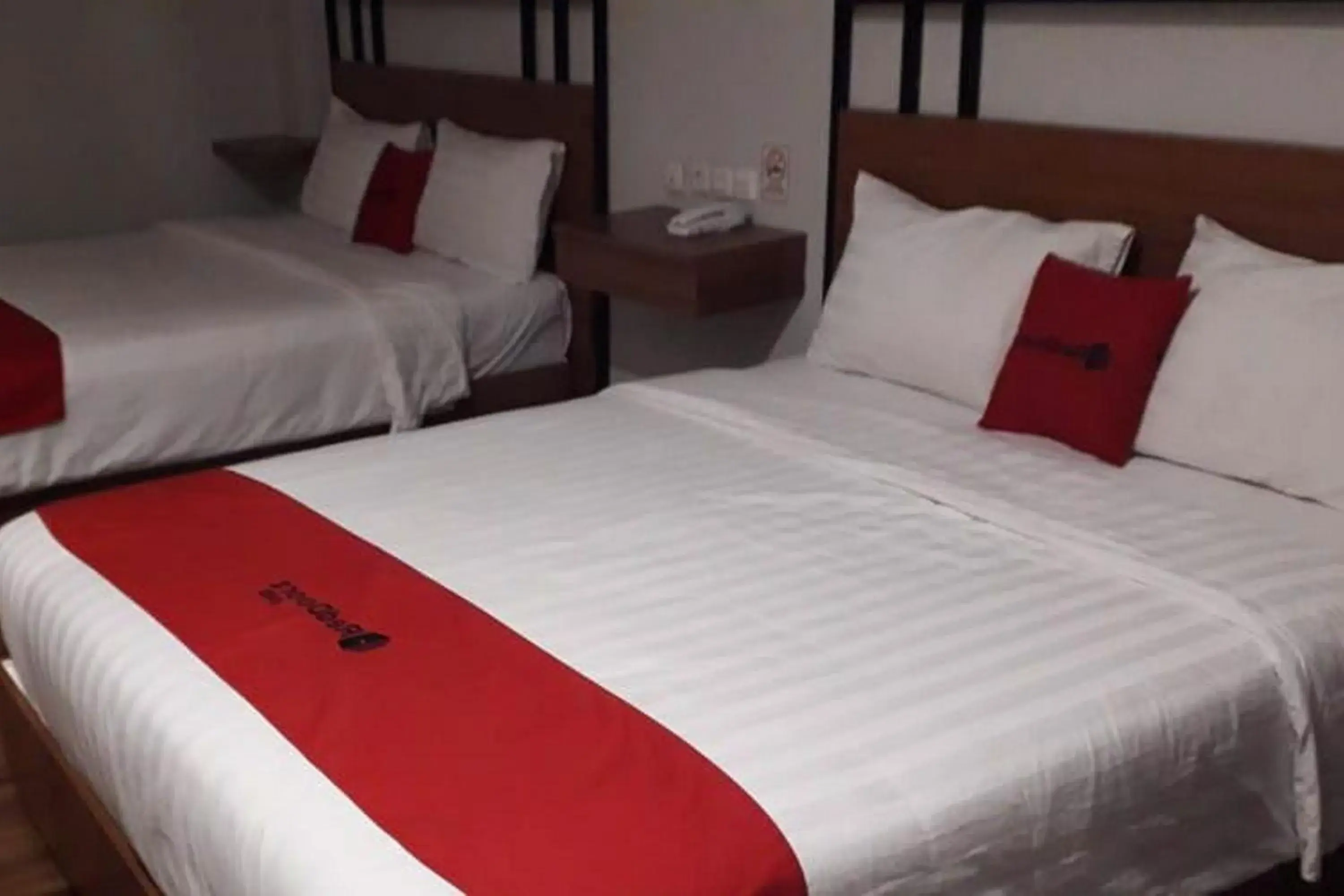 Bed in RedDoorz Plus @ Doorman Guest House Bed in RedDoorz Plus @ Doorman Guest House