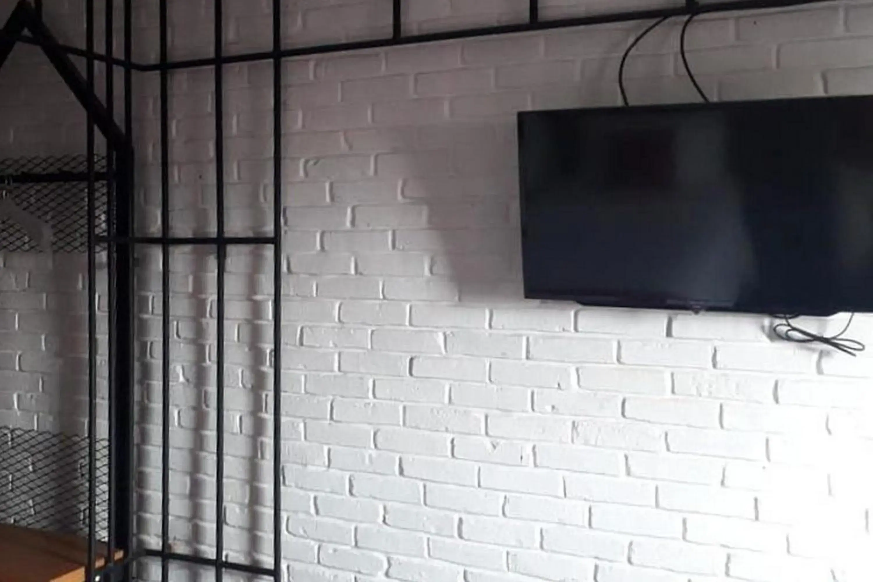 TV and multimedia in RedDoorz Plus @ Doorman Guest House TV and multimedia in RedDoorz Plus @ Doorman Guest House