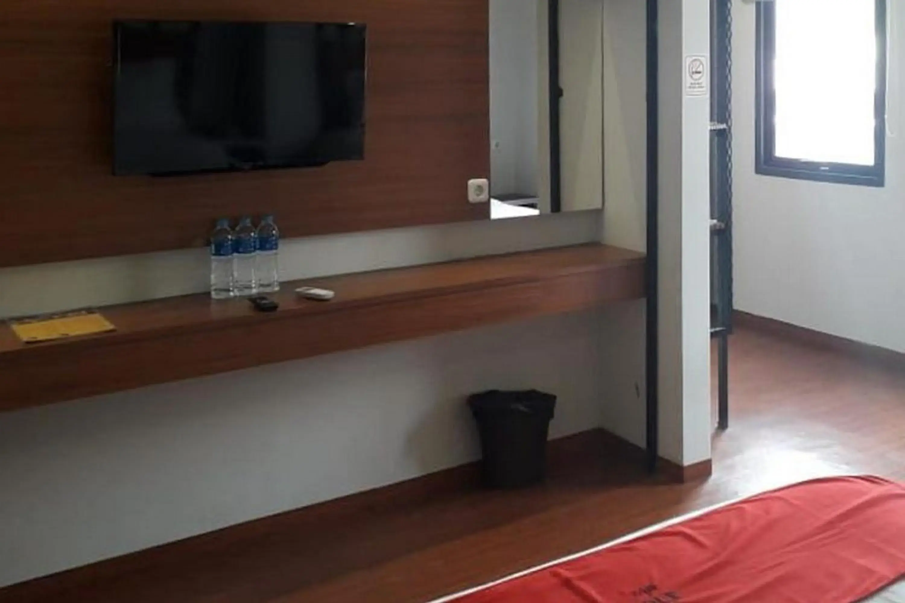 TV and multimedia in RedDoorz Plus @ Doorman Guest House TV and multimedia in RedDoorz Plus @ Doorman Guest House