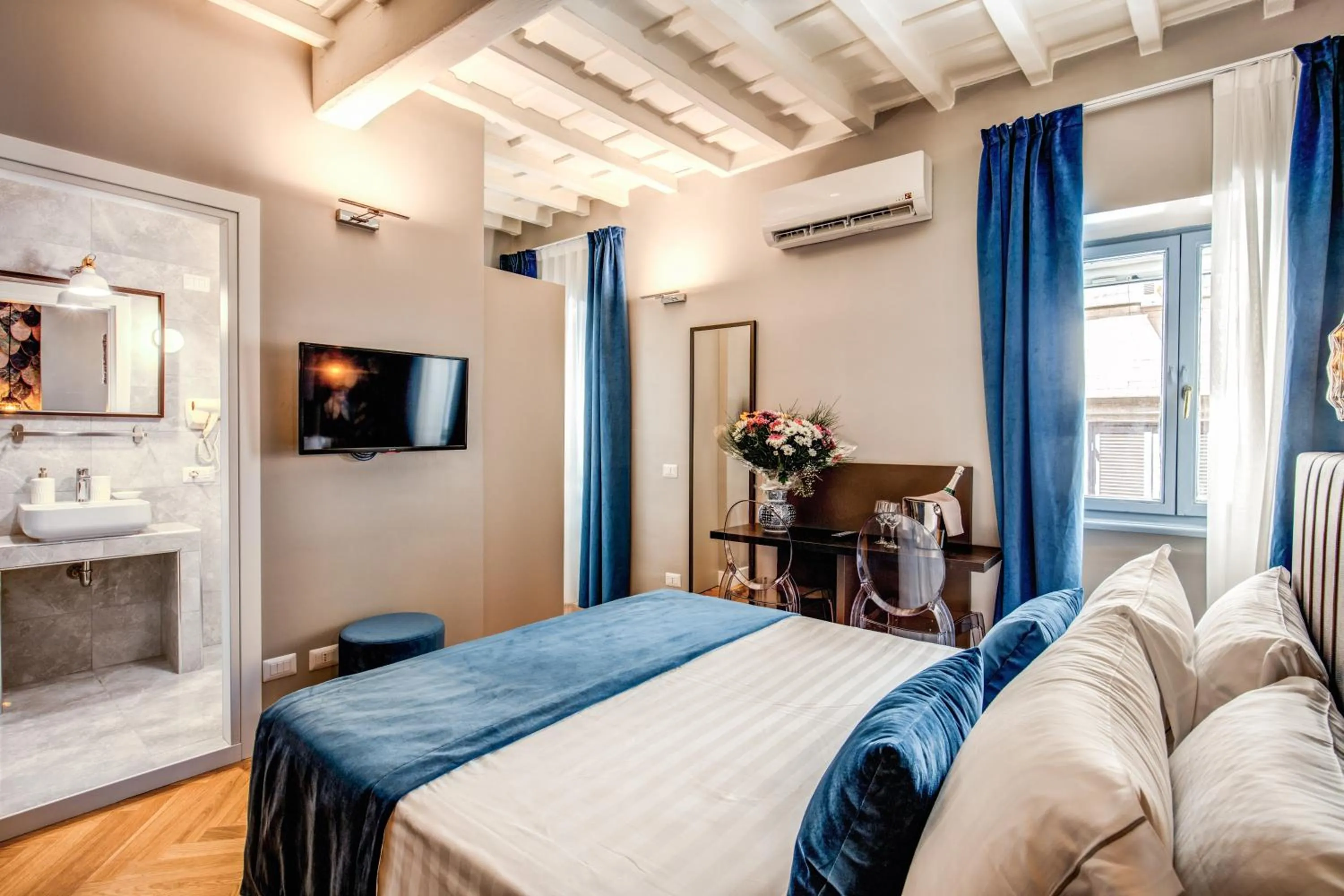 Bed in Maison d'Art Apartments - Maison d'Art Collection