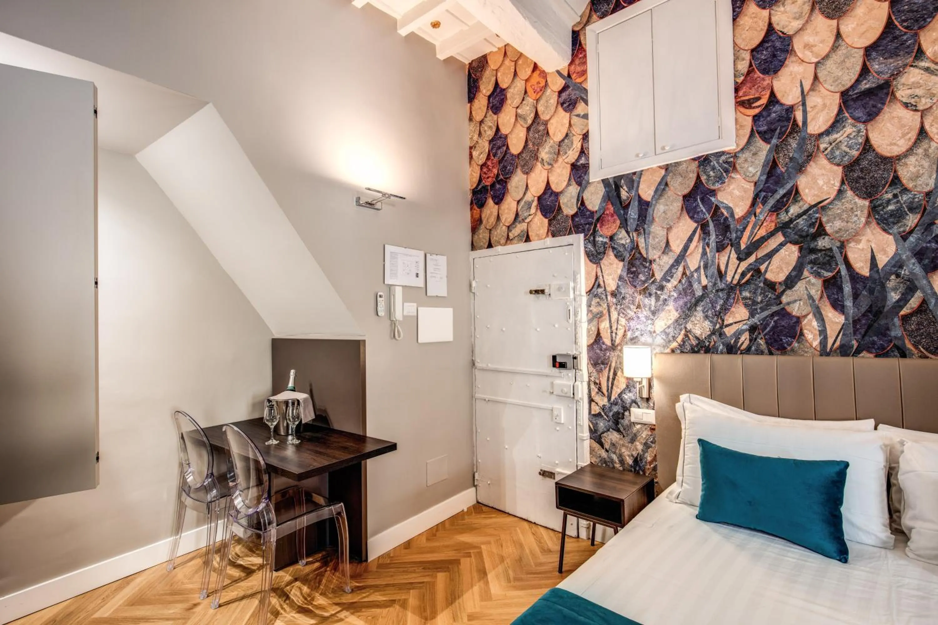 Living room, Bed in Maison d'Art Apartments - Maison d'Art Collection