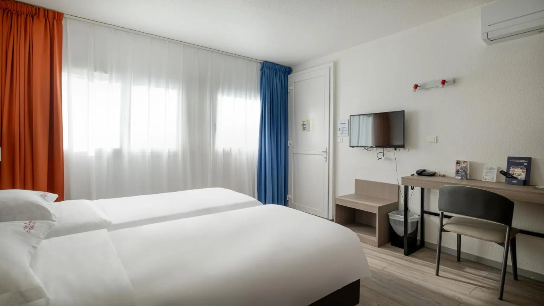 Bed in Hotel Tambourin